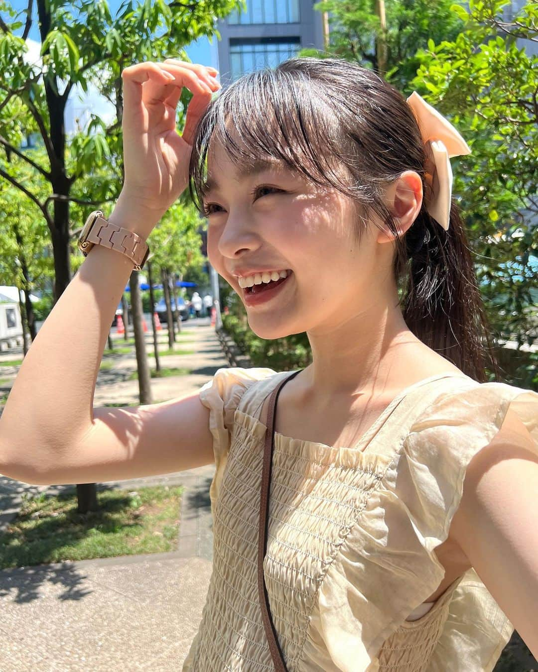 林芽亜里さんのインスタグラム写真 - (林芽亜里Instagram)「🎀 ⁡ イエローめあり💛 お父さんのサングラスかけてイケって?みました☺️笑 ⁡ ⁡ 夏は鎖骨とか綺麗に見せたいからマッサージ念入りです🤭 今日も沢山汗かいた〜！ めありは歩いてる時はもちろん?なんだけど、 止まった時にばぁ〜って汗が出てくる、、🫥 1回立ち止まるとそれはそれはもう大変💦笑 ⁡ ⁡ 普段エレベーターじゃなくて階段派なんだけど 夏の階段も息が上がります、 階段登ったあとも汗ばぁ〜:( ;´꒳`;)笑 ⁡ ⁡ とにかく何しても汗ばぁ〜:( ;´꒳`;)だ笑 ⁡ ⁡ ⁡ #林芽亜里 #LILLIANCARAT  #TomFord #めありぼん」8月7日 18時49分 - meari__hayashi