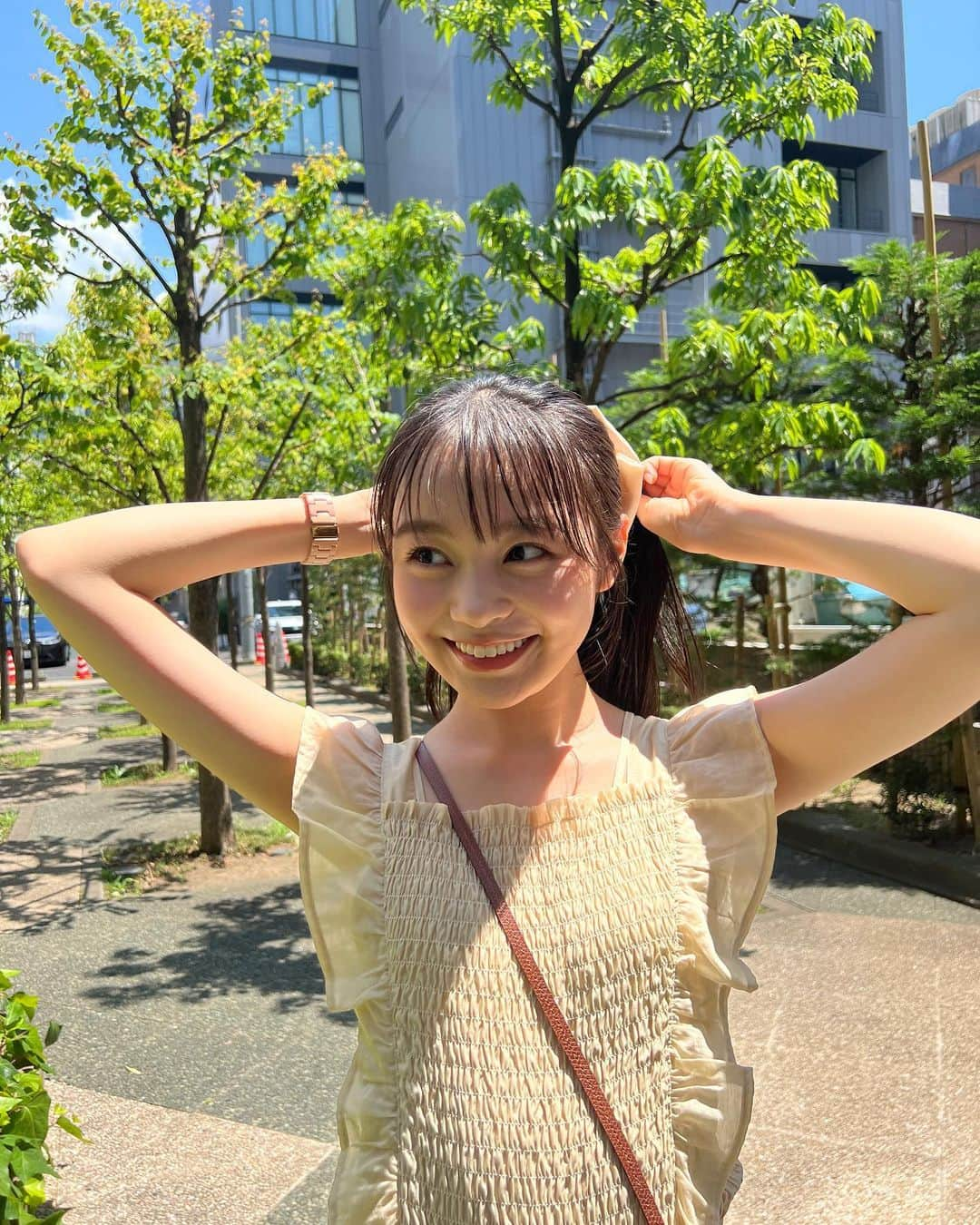 林芽亜里さんのインスタグラム写真 - (林芽亜里Instagram)「🎀 ⁡ イエローめあり💛 お父さんのサングラスかけてイケって?みました☺️笑 ⁡ ⁡ 夏は鎖骨とか綺麗に見せたいからマッサージ念入りです🤭 今日も沢山汗かいた〜！ めありは歩いてる時はもちろん?なんだけど、 止まった時にばぁ〜って汗が出てくる、、🫥 1回立ち止まるとそれはそれはもう大変💦笑 ⁡ ⁡ 普段エレベーターじゃなくて階段派なんだけど 夏の階段も息が上がります、 階段登ったあとも汗ばぁ〜:( ;´꒳`;)笑 ⁡ ⁡ とにかく何しても汗ばぁ〜:( ;´꒳`;)だ笑 ⁡ ⁡ ⁡ #林芽亜里 #LILLIANCARAT  #TomFord #めありぼん」8月7日 18時49分 - meari__hayashi