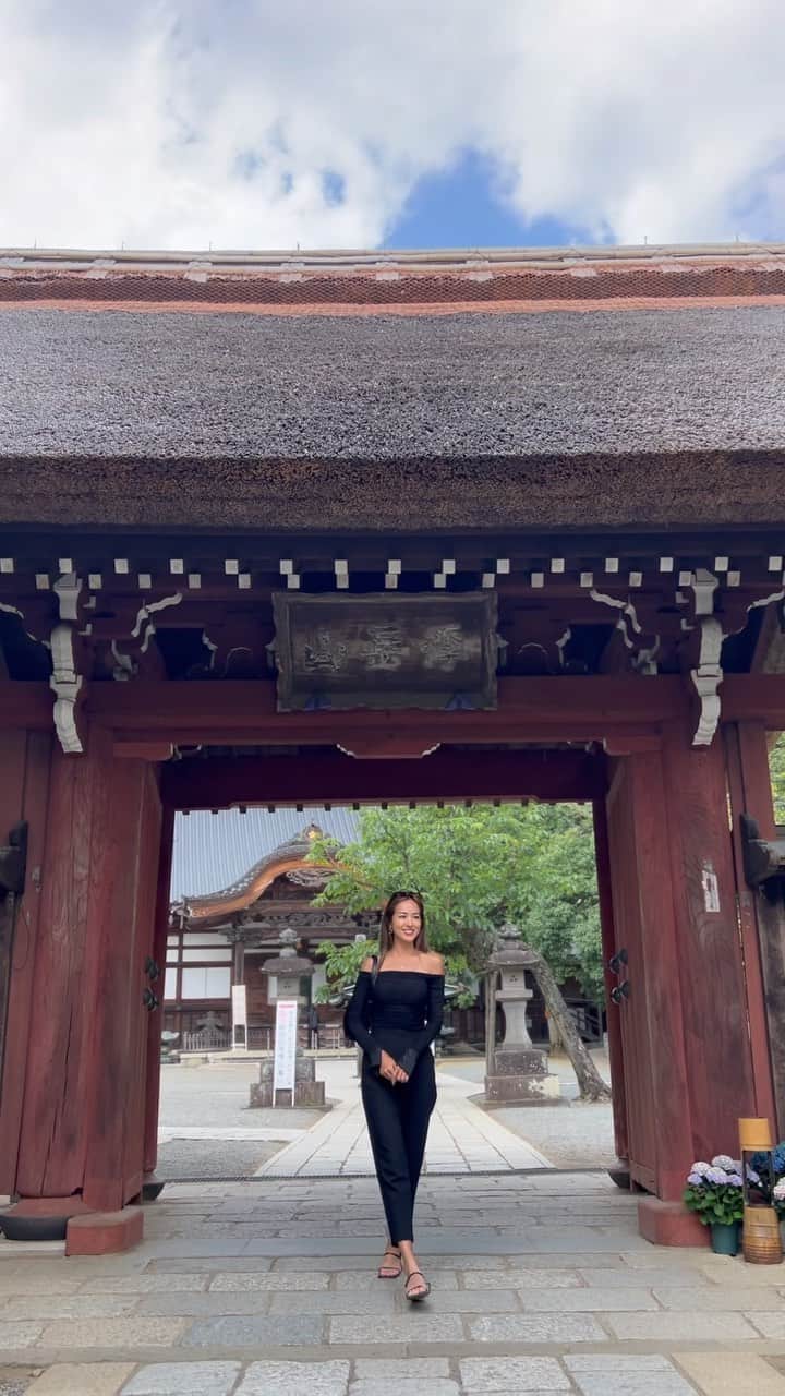Mieのインスタグラム：「おみくじとか人生でほとんど引いた事なかったのですが、えいっ！試してみたら『大凶』でした😅  気になって調べてみると、案外悪くとらえなくていいそうで、、、😝 ポジティブに✌️  以下こんな事が書いておりました。  『大凶のおみくじを見てみると、何かが変わる時、次への準備期間的なことが書かれてたりすることって多かったりします。   これはつまり、新しいスタートに向けての準備期間に当てなさいというメッセージだったり、今までを振り返ってまとめの危機に入りなさいという暗示だったりするのです』  だそうで、石橋叩いてゆっくりマイペースに大切に進んでいきたいと思います🤲  #japan #travel #旅行 #ハワイ #大凶 #ある意味あたり」