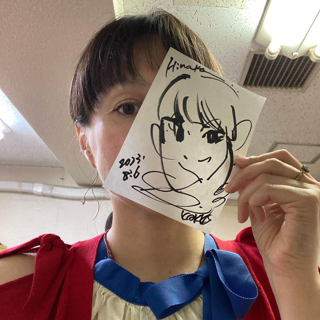佐伯日菜子のインスタグラム：「シネマジャック&ベティさんのトークショー&サイン会本当に楽しかった。 出演者も初めて知る事実面白すぎる。 寺井監督って飄々としてて丁寧ででもおかしなところがあって不思議だな。 エコエコアザラクの頃のイベントの写真を今でも大切に持ってて見せて下さったり、今までのいくつかの映画のイベントに参加された時の写真を見せて下さったり、本当に有難いなって思った。 来年はデビュー30周年で、でも私は全然仕事ができなかった地獄みたいな空白の10年くらいがあるし、今でも役者として大成功してるわけじゃないから正直複雑だけど、こうして応援して下さる方がいるのなら、生きていこうと思ったよ。 いや、ネコーズ残してまだ死ねないしね。 そんなわけで昨日おいで下さった皆様、ありがとうございました😊 似顔絵もプレゼントして頂いたよ。 7秒くらいの恐ろしいスピードで描いてたよ。  11日は『釜石ラーメン物語』今関あきよし監督と横浜シネマリンにて舞台挨拶やりますよ！ 2枚目は一昨日のビッグ錠先生のサイン。流石の圧倒的画力と寺井監督の遠慮がちなサインw #トークショー  #サイン会 #似顔絵  #散歩屋ケンちゃん  #寺井広樹 監督 #ビッグ錠 先生 #古林南 さん #まだ死ねないね」