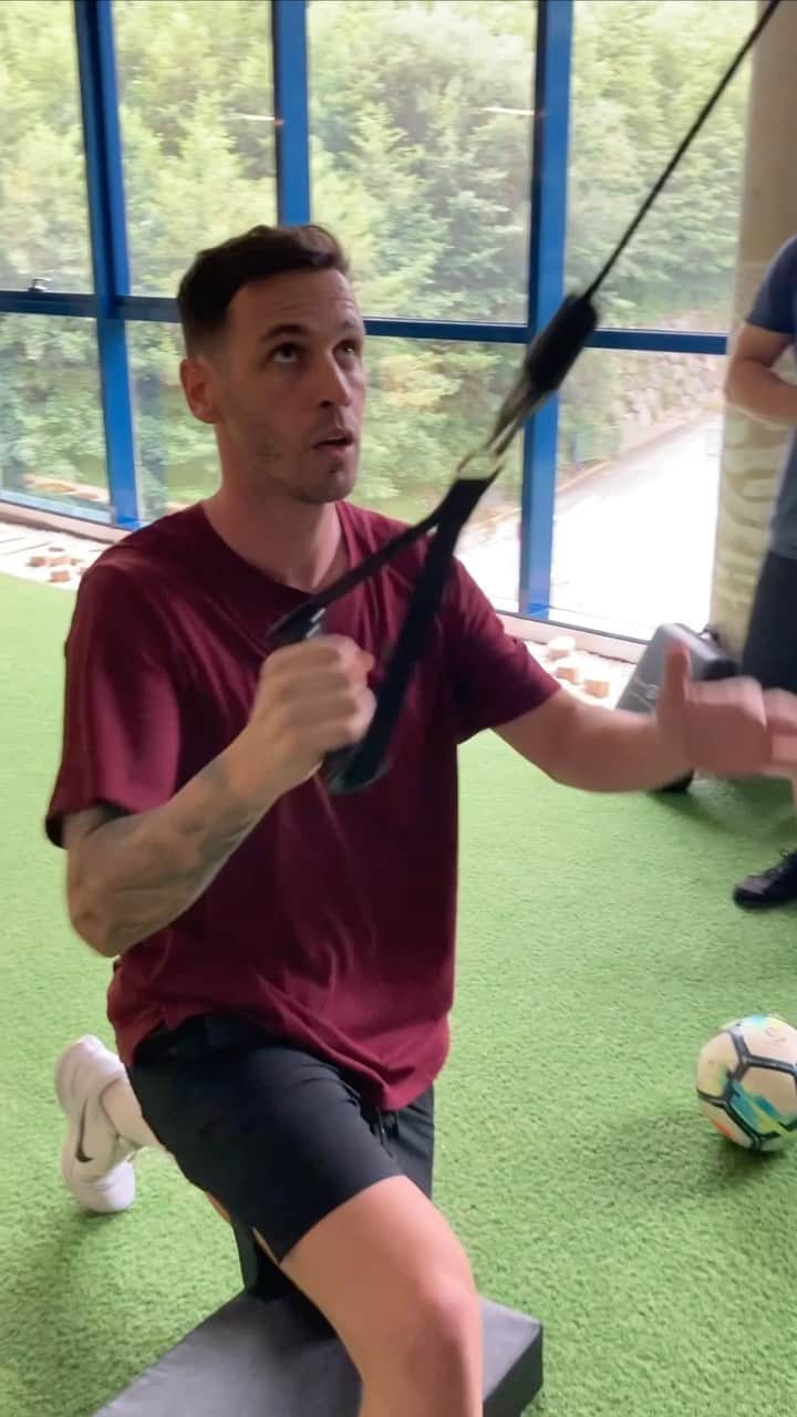 アルバロ・バスケスのインスタグラム：「Sesión de entrenamiento de ⚡️Álvaro Vázquez⚡️ en las instalaciones de 🎯 @osasunsportclinic   Entrenamiento Preventivo de lesiones y mejora del ⚽⚽⚽ Rendimiento Deportivo   @alvarovazquez 🚀🚀🚀」
