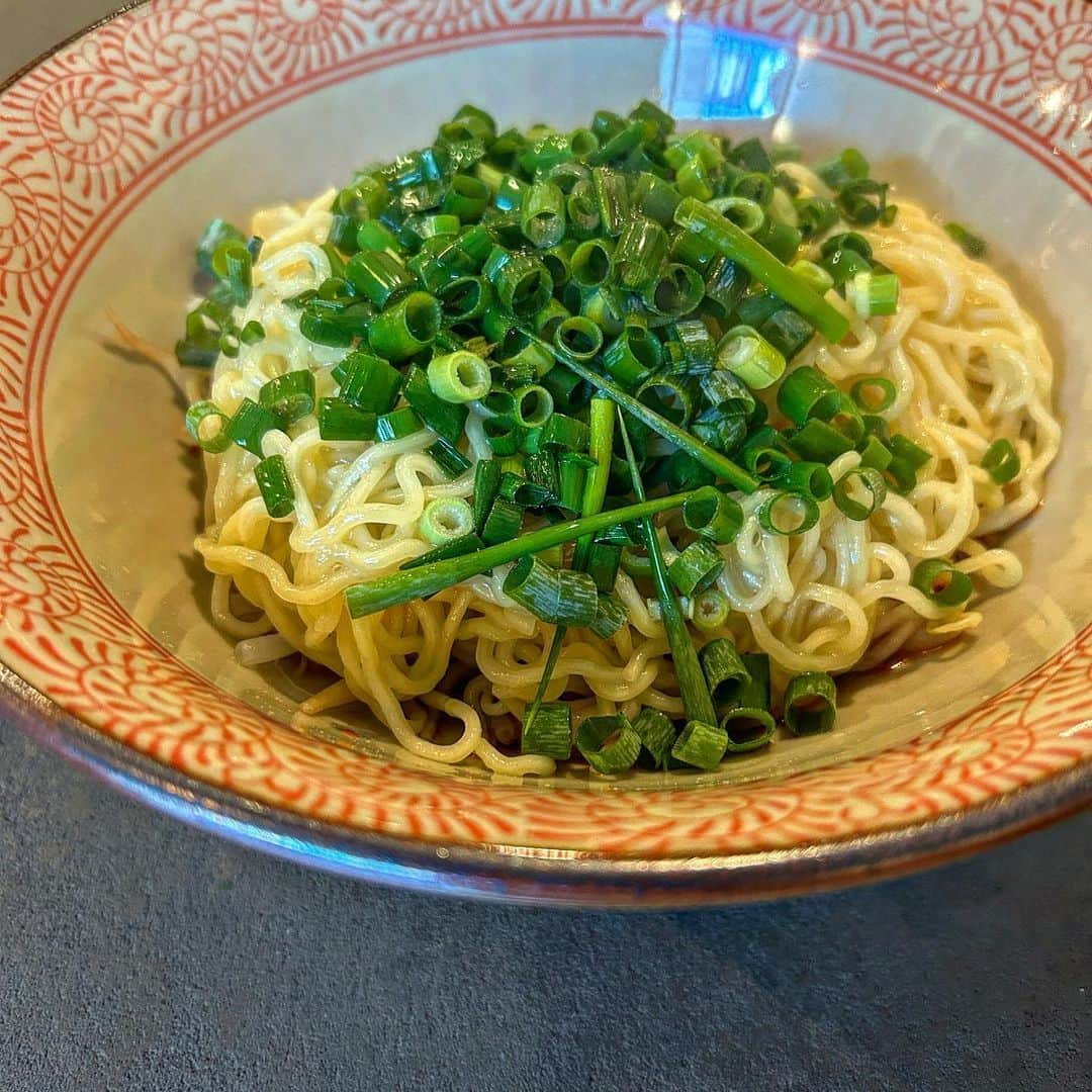 エダジュンさんのインスタグラム写真 - (エダジュンInstagram)「撮影終わりに、 アトリエ近くの台湾料理へ🇹🇼  週に4回しかやってないらしく... ようやく行けた☺️✨  魯肉飯＆蔥油拌麵 を頂きました😉🍜  夏はアジアごはんですよねー☺️ 良き汗をかきながら、ビールがすすむくん🍻✨  蔥油拌麵って、自分で作った事がなかったので、色々試作してみようと思いました🤔🫧  涼麺同様、具材感なく、タレと麺を楽しむ的なのが、 台湾っぽくて好きです！  いやー、東京の台湾料理店！ 沢山行きたいな（´-`）.｡o(食いしん坊)  ごちそうさまでした🙏！  #台湾料理 #蔥油拌麵 #魯肉飯」8月7日 18時53分 - edajun