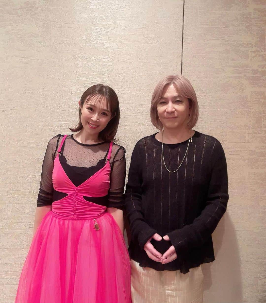 愛内里菜のインスタグラム：「先日のDISCO LEON🪩✨ ⁡ 小室哲哉さんと お写真を撮らせて頂きました🥹‼️‼️ ⁡ デビューして２３年 テレビ番組の収録現場で お見かけすることはありましたが、 遂に！やっと！お話しできる日を迎えました🙏🥹✨ ⁡ 中学生のときにtrfさんを聞いて 大影響を受けた大好きなTKサウンド🎵 オーディションは、よくglobeさんの曲を 歌っていました🎤😌✨ 今でもデモテープが残ってる‼️‼️ ⁡ YouTubeでもtrfさん、globeさんの曲を カバーをさせて頂いていますが カッコ良く、エモーショナルで美しいメロディ ほんっと最高‼️です✨ ⁡ 今回のステージで歌わせて頂いた Feel Like dance 大好きの気持ちが溢れました🥰✨ イントロが始まったときの フロアの盛り上がり、空気が変わった瞬間でした‼️ 一体感最高でした😆🎵🪩‼️ ⁡ ⁡ ⁡ 😆YouTube！ 「愛内里菜オフィシャルチャンネル」  ⁡ 🐦Twitter 愛内里菜 official @RRikakakiuchi ⁡ ⁡ 😆TikTok 愛内里菜/Rina Aiuchi 　 🟥17配信 愛内里菜_official ⁡ #小室哲哉　さん　 #leon  #discoleon #愛内里菜  #歌手 再始動 #垣内倶楽部  #バンド   #ライブ #一体化 #絆 #盛り上がりたい  #感謝  #23周年　 #YouTube #ユーチューバー#TikTok ⁡」