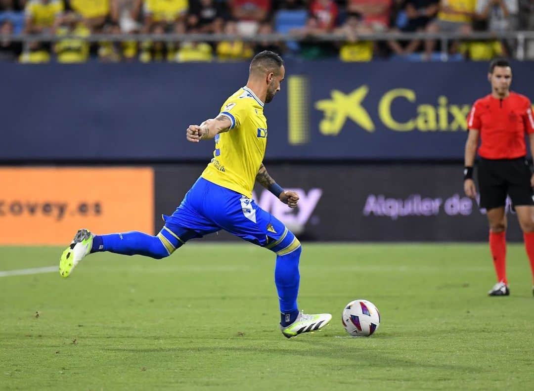 アルバロ・ネグレドさんのインスタグラム写真 - (アルバロ・ネグレドInstagram)「El Carranza se queda en casa 🏆💛💙 Preparados ya para lo bueno! @laliga  #AN9」8月7日 18時54分 - alvaronegredo9