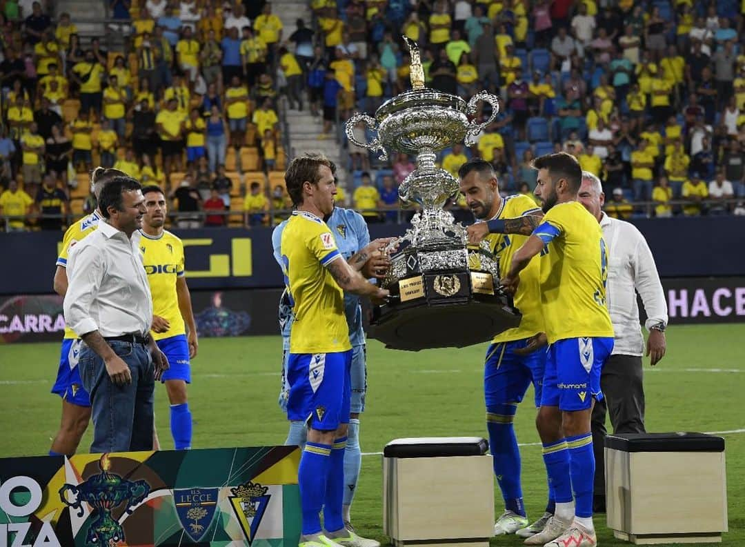 アルバロ・ネグレドさんのインスタグラム写真 - (アルバロ・ネグレドInstagram)「El Carranza se queda en casa 🏆💛💙 Preparados ya para lo bueno! @laliga  #AN9」8月7日 18時54分 - alvaronegredo9