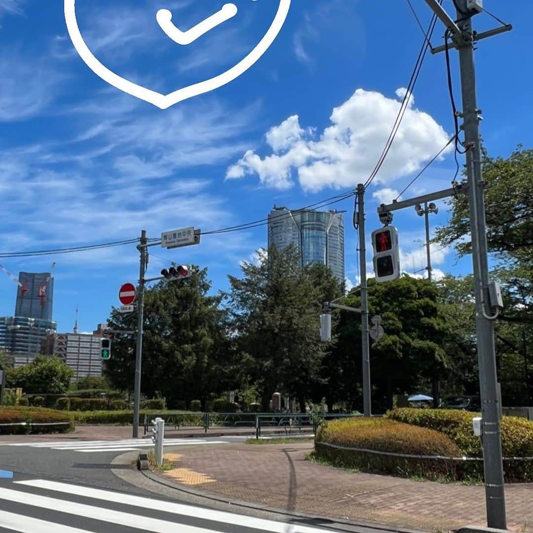 のインスタグラム：「東京は夏空☀️九州、沖縄では、台風🌀による影響が長引いていると聞いています。皆さんのご無事をお祈りしています。🙏😊😊😊」
