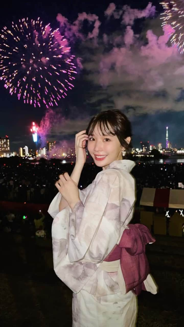 末永みゆのインスタグラム：「🎆  .  花火大会行ってきました。 久しぶりの大きなたくさんの花火に感動しました。  今年買ったHerliptoの浴衣も着たよ♡ 似合ってるかな？？」