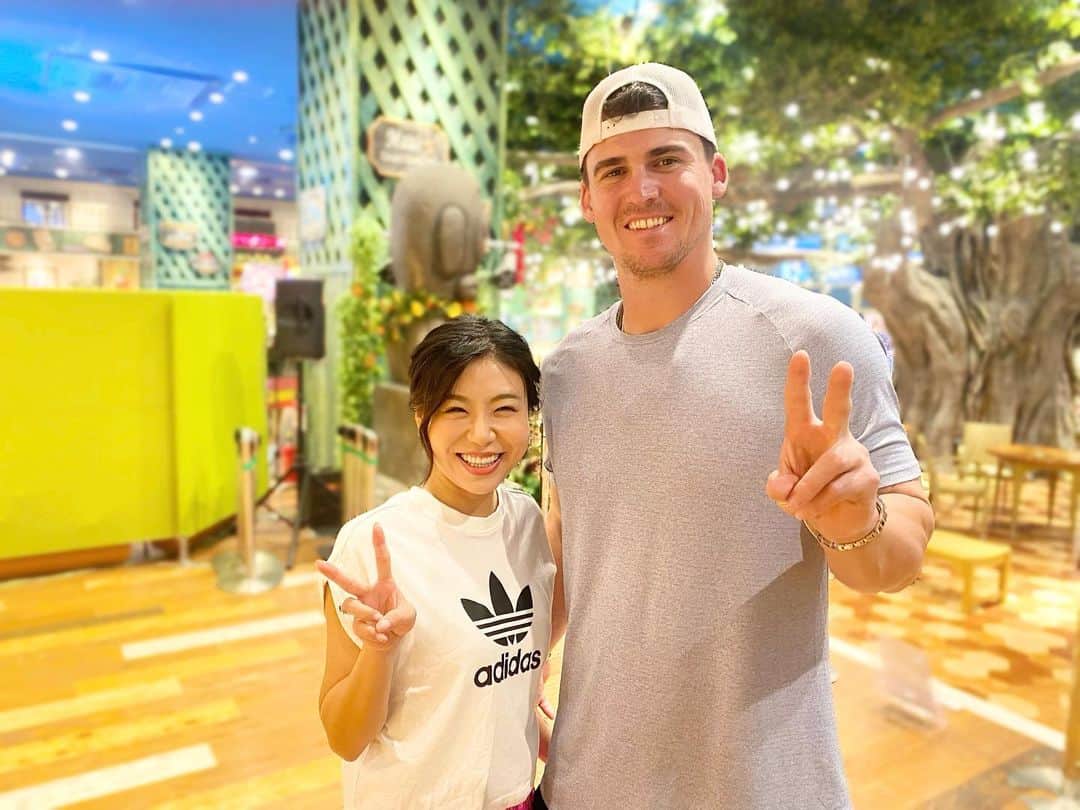 石岡麻奈美のインスタグラム：「横浜DeNAベイスターズのオースティン選手と✌️  とても気さくで優しいお方でした。 一緒に並ぶと私が子供のように小さく見えます笑  奥さまもいらっしゃって、見惚れるほど美しくとっても素敵でした。 ご夫婦の笑顔に癒されました。  今月は横浜DeNAベイスターズ応援をしに初の横浜スタジアムに行ってきます😊  #横浜denaベイスターズ #オースティン選手 #横浜 #yokohama #横浜大好き」