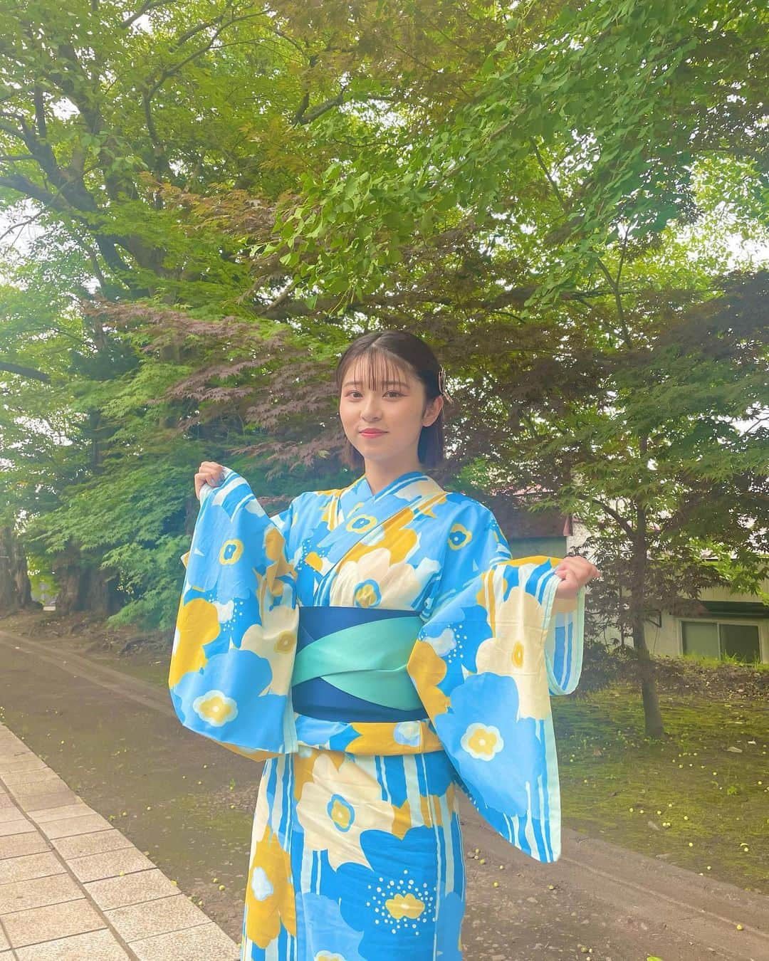 ジョナゴールドさんのインスタグラム写真 - (ジョナゴールドInstagram)「♥ 👘👗💞 ・ 新グッズ撮影では浴衣や可愛い白ワンピを用意して頂きました！ ・ ロケでもたくさん可愛いお洋服着られるの楽しい‪🫶🏻‪ ・ ・ もうお店では秋服が並び始めていて、｢さすがに早くない！？｣なんて思いながらエアコン様にお世話になる日々です。🥵 ・ 水分補給しっかりねっ🚰 ・ ・ 藍い糸も動画アップされてるから見てね〜👖 ♥ #浴衣 #kanamori #retrogirl #righton #ライトオン #jonagold」8月7日 18時58分 - jonagold_0323