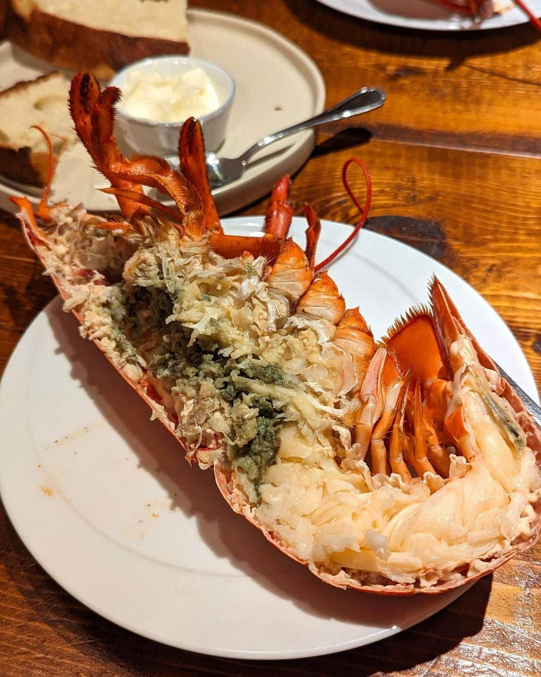 大見さなえさんのインスタグラム写真 - (大見さなえInstagram)「3ポンド ロブスター😂🦞 神泉『ロブスター&シャンパン Ebizo』 ⁡ 店内に大きな水槽にいる 活きロブスターを丸ごと楽しめるお店🦞 ⁡ ロブスターのお刺身が食べられる！！ レギュラーサイズ 身プリっと食感で、独特なくさみとかもない！ 爪は蒸し上げて自家製マヨネーズと一緒に✨ ⁡ 【3ポンド ロブスター】 約1.3キロの超巨大ロブスター🦞 テーブルいっぱいに広がるほどの大きさ😂！ 爪だけでも人の手のひらサイズくらいあるのすごい。 ⁡ 今回食べ方はスチームで💭 丸ごと高温の蒸気で一気に蒸し上げて 抜群の食べ応えと旨味が凝縮してた🥺💓 レモンと溶かしバターをつけて🧈 ⁡ ロブスターお刺身で食べられるところ ここくらいしかしらない🦞 ⁡ 他にも色んなメニュー頼んで 載せたいのいっぱいだから、今度続きのせる！ ⁡ ※3ポンドロブスターは3日前までの要予約。 ーーーーーーーーーーーーーーーーーーーーーー #ロブスターシャンパンEbizo #Ebizo #神泉グルメ #ロブスター #lobster #3ポンド #デカ盛り #めぐログ_神泉 #めぐログ_海鮮 #東京グルメ #渋谷グルメ」8月7日 18時59分 - tabe_megumi