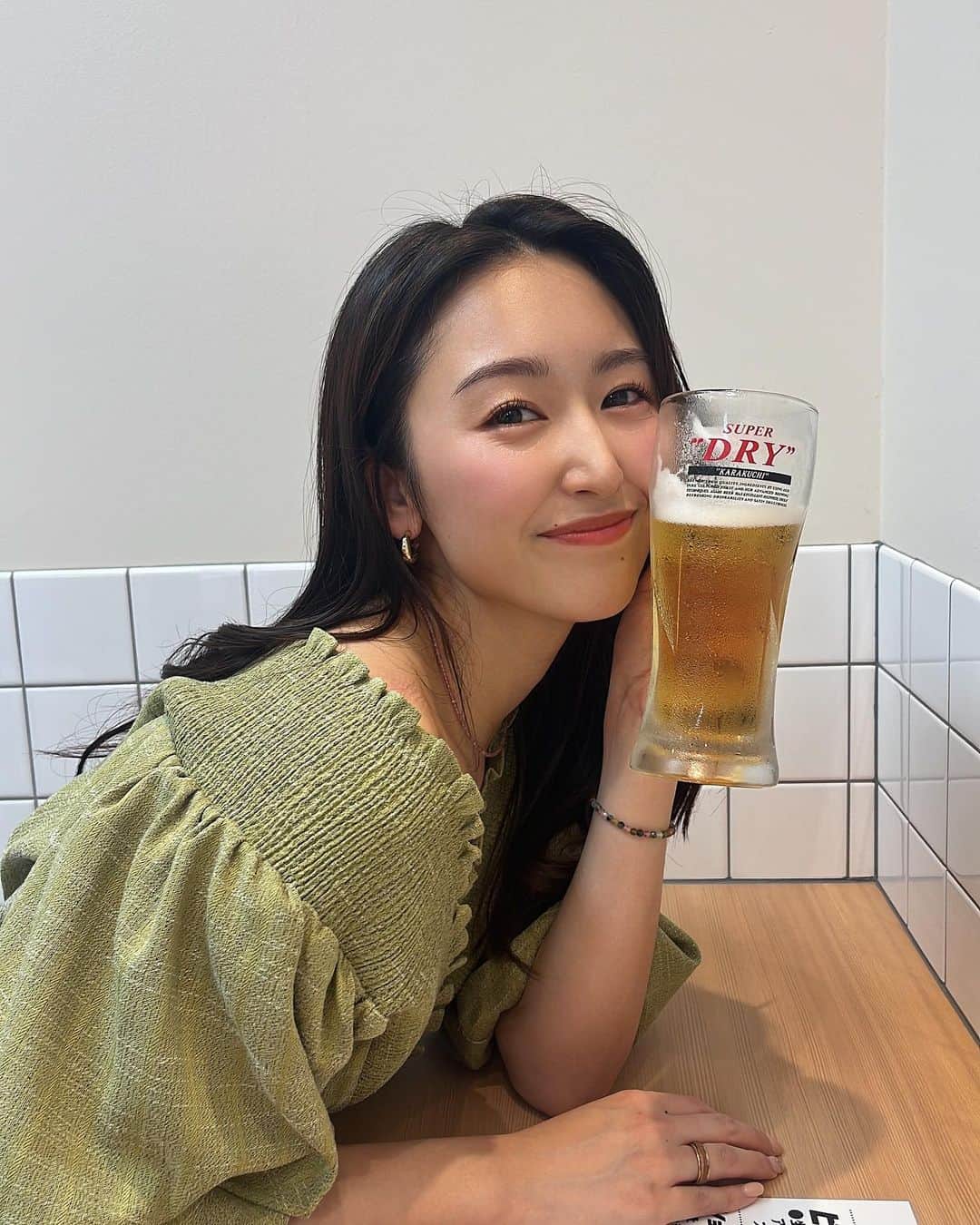 三輪晴香のインスタグラム：「. . 夏はやっぱり🍺 より一層美味しく感じられるよね！  家族ですらお酒を飲んだ私を見て笑う🫢 一体どんな風に見えてるのか…笑  また一緒に飲みたいね♡  #ビール女子 #夏はビール #アサヒ #幸せな時間 #築地」