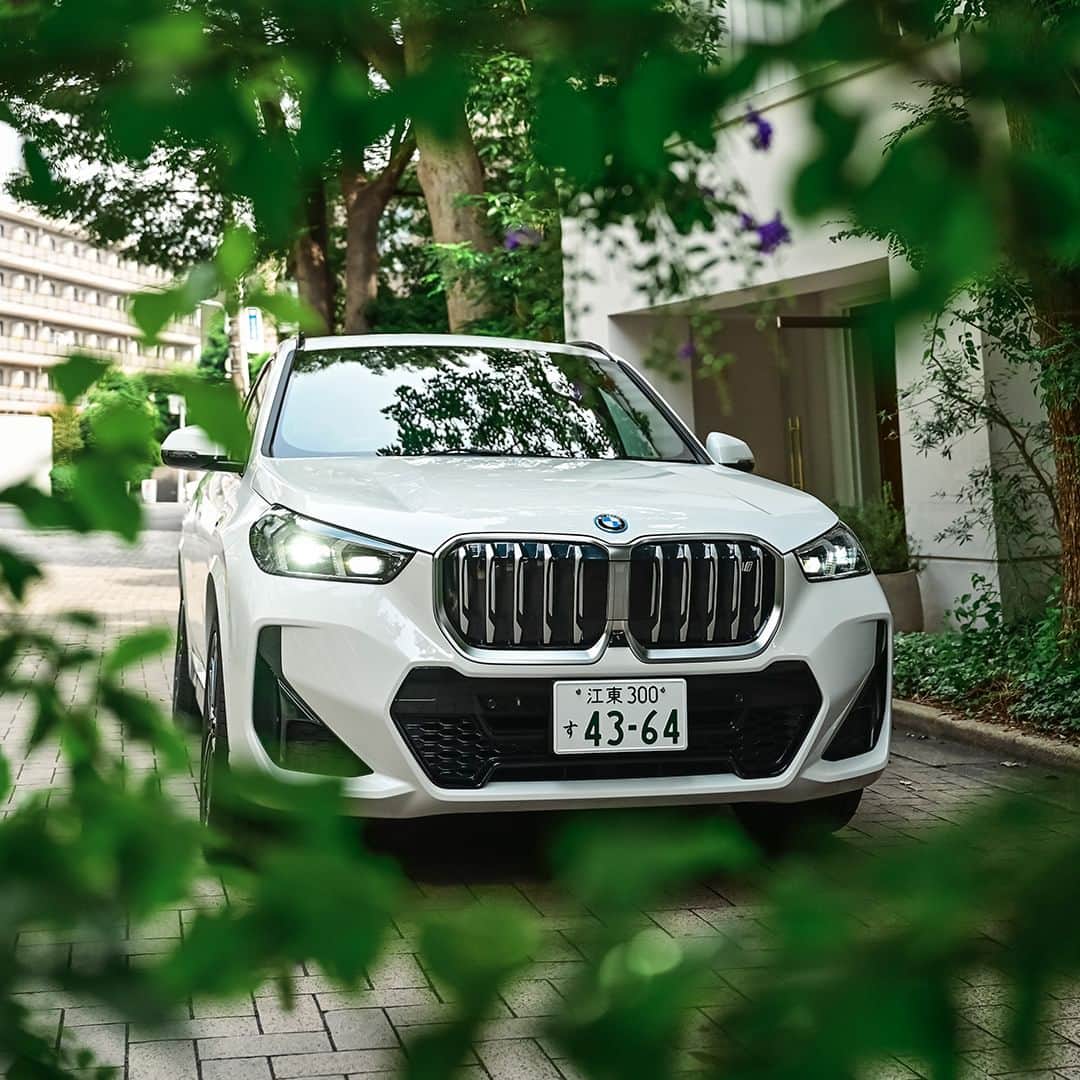 BMW Japanさんのインスタグラム写真 - (BMW JapanInstagram)「THE iX1 近未来を感じる、SUVの電気自動車。  起動音とフィーリングで「これから楽しい時間が始まるぞ！」ってめちゃくちゃテンション上がったと語ったのは、アーティスト #face さん。  街乗りにも適した車体サイズ、触れた瞬間に分かる上質なレザー。BMW iX1 xDrive30 M Sport（アルピン・ホワイト）の魅力とは。  インタビュー記事は @bmwjapan アカウントトップのURLからチェック。  #FREUDEforever #先駆者が見た景色 #BMW #駆けぬける歓び #BMWJapan #THEiX1 #BMWiX1 #BMWi #BornElectric #BMWElectric #electriccar #EVcar #電気自動車 #電気のチカラで新たなる歓びを」8月7日 19時00分 - bmwjapan