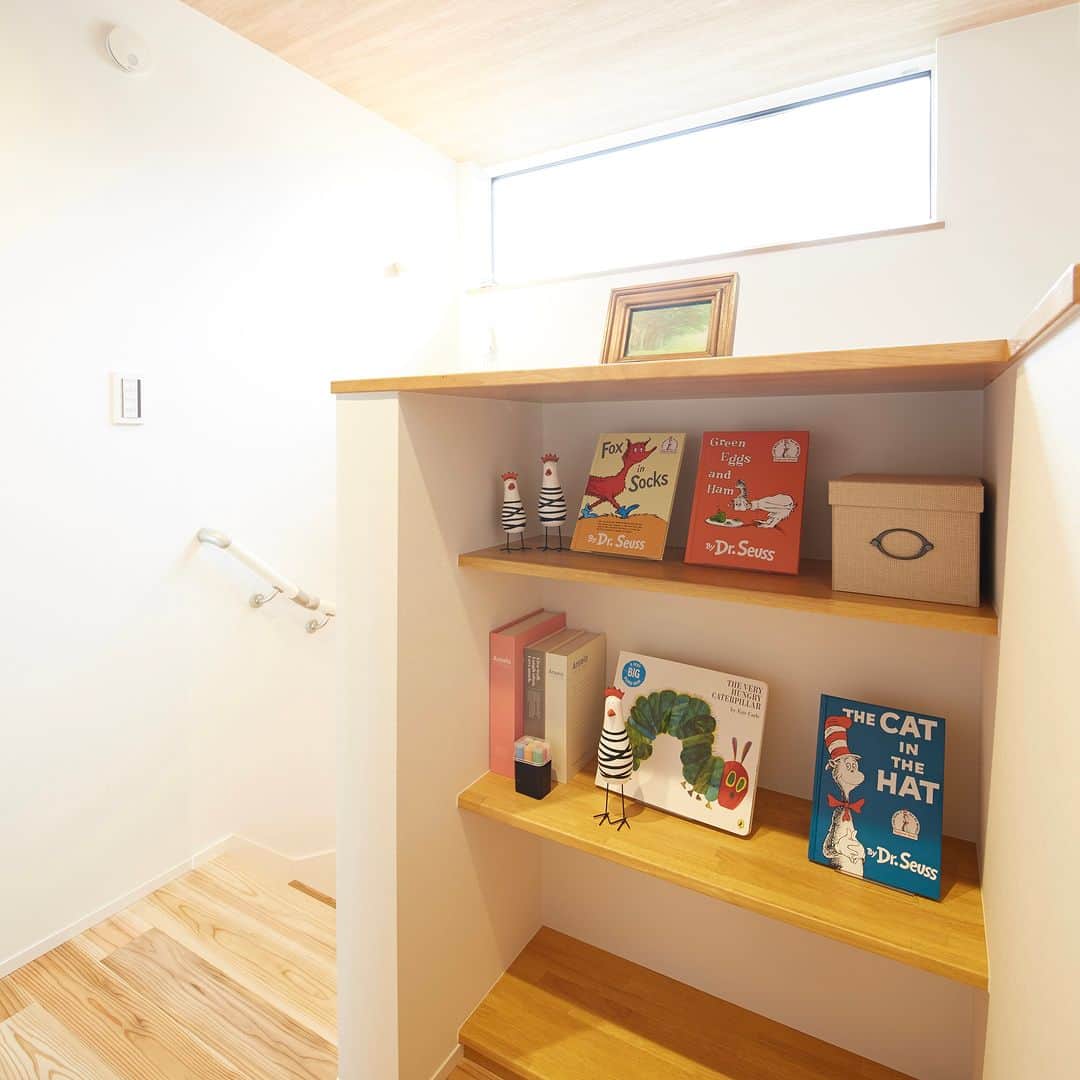 勝美住宅さんのインスタグラム写真 - (勝美住宅Instagram)「【階段ホールの活用アイデア集！】 . 2階居室への階段ホール、 単なる移動空間にしてしまうのはもったいない。 そこで、活用のアイデアをいくつかご紹介いたします。 . まずはファミリーライブラリーとして使うアイデア。 壁面を活用して書棚を作れば、家族みんなが 共有できるオリジナルの図書館ができるはず♪ さりげなく、おすすめの絵本をたてておくと 本好きのお子さまに育ってくれるかもしれません。 . また、壁面に黒板シートを使って キャンバスの代わりにすることもできます！ 自由に絵を描けるスペースって楽しいですよね！ . そのほか、洗濯ものの室内干し空間や ランドリースペースとして、 またカウンターテーブルをつくって 家事コーナーにする方法も。 . ご家族のアイデアがつまった家づくりなら、 勝美住宅の設計士にお気軽にご相談ください！ . ＊＊＊＊＊＊＊＊＊＊＊＊＊＊＊＊ . #住まい #家 #家づくり #注文住宅 #新築 #戸建て #デザイン #インテリア #雑貨 #勝美住宅 #明石 #垂水 #加古川 #姫路 #house #建築 #interior #architecture #マイホーム計画 #階段ホール #ファミリーライブラリー #ランドリースペース . ＊＊＊＊＊＊＊＊＊＊＊＊＊＊＊＊ 永く健康で住むことができるように 家をつくることはとても大切です。 . 冬暖かく夏涼しい家を考えることは 人の健康だけでなく住まいの長持ちに つながります。 . KATSUMIでは「暮らし」を豊かにする 住まいづくりを大切にしています。 . 理想の住まいのイメージを探してみてください。 @katsumi_jyutaku . KATSUMIのLINE公式アカウントにて 友だち限定のWeb版施工事例カタログを公開しております。 もしよろしければ、下記リンクから友だち登録の上、ご覧ください。 https://lin.ee/SVuoeuVP . ＊＊＊＊＊＊＊＊＊＊＊＊＊＊＊＊ 株式会社勝美住宅 本社：明石市花園町2-2 . ＼各拠点にモデルハウスあります／ 支店：垂水店・加古川店・姫路店・大津出張所 . ----施工エリア---- 神戸市西区、垂水区、明石市、加古川市、高砂市、姫路市、加古郡、小野市、揖保郡、たつの市、相生市、赤穂市」8月7日 19時00分 - katsumi_jyutaku