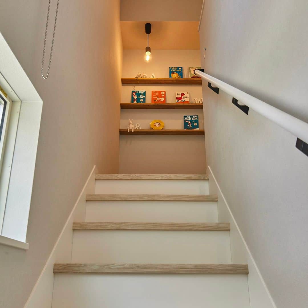 勝美住宅さんのインスタグラム写真 - (勝美住宅Instagram)「【階段ホールの活用アイデア集！】 . 2階居室への階段ホール、 単なる移動空間にしてしまうのはもったいない。 そこで、活用のアイデアをいくつかご紹介いたします。 . まずはファミリーライブラリーとして使うアイデア。 壁面を活用して書棚を作れば、家族みんなが 共有できるオリジナルの図書館ができるはず♪ さりげなく、おすすめの絵本をたてておくと 本好きのお子さまに育ってくれるかもしれません。 . また、壁面に黒板シートを使って キャンバスの代わりにすることもできます！ 自由に絵を描けるスペースって楽しいですよね！ . そのほか、洗濯ものの室内干し空間や ランドリースペースとして、 またカウンターテーブルをつくって 家事コーナーにする方法も。 . ご家族のアイデアがつまった家づくりなら、 勝美住宅の設計士にお気軽にご相談ください！ . ＊＊＊＊＊＊＊＊＊＊＊＊＊＊＊＊ . #住まい #家 #家づくり #注文住宅 #新築 #戸建て #デザイン #インテリア #雑貨 #勝美住宅 #明石 #垂水 #加古川 #姫路 #house #建築 #interior #architecture #マイホーム計画 #階段ホール #ファミリーライブラリー #ランドリースペース . ＊＊＊＊＊＊＊＊＊＊＊＊＊＊＊＊ 永く健康で住むことができるように 家をつくることはとても大切です。 . 冬暖かく夏涼しい家を考えることは 人の健康だけでなく住まいの長持ちに つながります。 . KATSUMIでは「暮らし」を豊かにする 住まいづくりを大切にしています。 . 理想の住まいのイメージを探してみてください。 @katsumi_jyutaku . KATSUMIのLINE公式アカウントにて 友だち限定のWeb版施工事例カタログを公開しております。 もしよろしければ、下記リンクから友だち登録の上、ご覧ください。 https://lin.ee/SVuoeuVP . ＊＊＊＊＊＊＊＊＊＊＊＊＊＊＊＊ 株式会社勝美住宅 本社：明石市花園町2-2 . ＼各拠点にモデルハウスあります／ 支店：垂水店・加古川店・姫路店・大津出張所 . ----施工エリア---- 神戸市西区、垂水区、明石市、加古川市、高砂市、姫路市、加古郡、小野市、揖保郡、たつの市、相生市、赤穂市」8月7日 19時00分 - katsumi_jyutaku