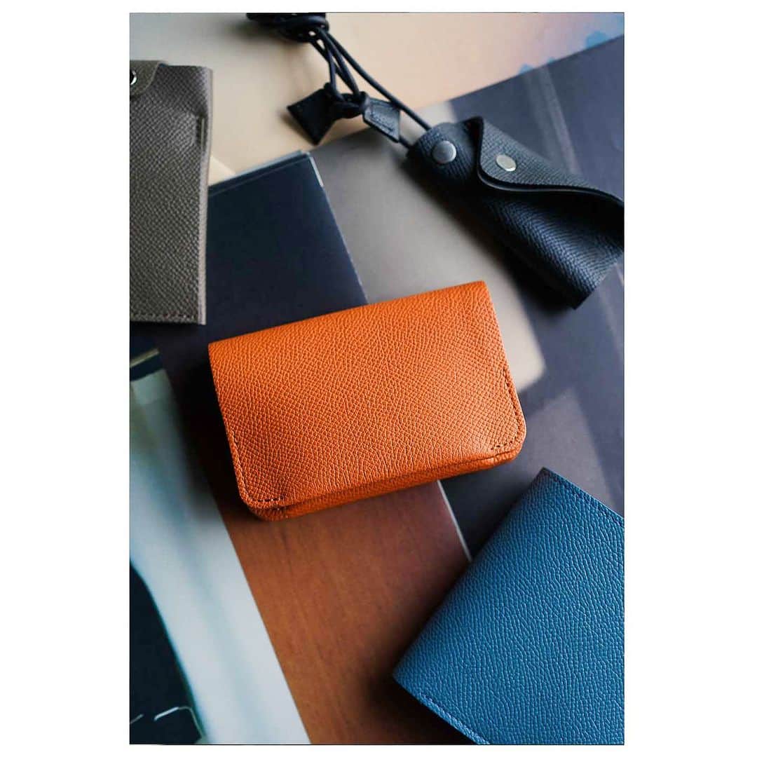 スロウのインスタグラム：「SLOW [ regular collection] -waprolux-  waprolux-utility card case- / ORANGE(#40) Price:￥29,700(tax included) Color :ORANGE(#40)  本体にクロム鞣し発祥のタンナーと称される、ドイツのワインハイム社のワープロラックスレザーを使用しました。きめ細やかで肌触りのいいカーフスキン（生後6ヶ月の仔牛）に独自のクロム鞣しを施すことで使い込む時間とともに艶を増し美しく変化していきます。  世界的メゾンブランドにも注目されるワープロラックスレザーを使用したこちらのシリーズは、日々の持ち物のアクセントになるような上品かつ華やかな印象を与えてくれる逸品です。  For the main body, we used Warprolux leather from Weinheim in Germany, which is known as a tanner that originated from chrome tanning. By applying our unique chrome tanning to the fine and soft calfskin (6-month-old calves), the luster increases and changes beautifully over time.  #slow #slowwallet」
