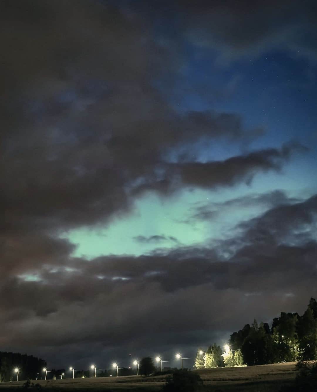 フィンランド政府観光局のインスタグラム：「この空！ 😮 😍 💚  オーロラシーズンは8月後半頃から始まると言われていますが、今年8月5日02:24には雲の合間から緑の光が！場所はフィンランド南西部Nautelankoski。オーロラは空が暗くないと見えないので、北部より一足先に明るい時間が短くなる南部で今シーズン初のオーロラが見られたようです。これからどんなオーロラが現れるのか楽しみに待ちましょう！ 💚 ． 📸 @timoksanen Kiitos! 🙏  #visitfinland #ourfinland #visitfinlandjp #finland #北欧旅行 #travelgram #フィンランド #フィンランド政府観光局 #北欧 #travel #instatravel #travel #travelgram #travelling #traveler #旅したくなるフォト #旅行 #旅 #海外旅行 #travelphotography #northernlights #aurora #オーロラ」