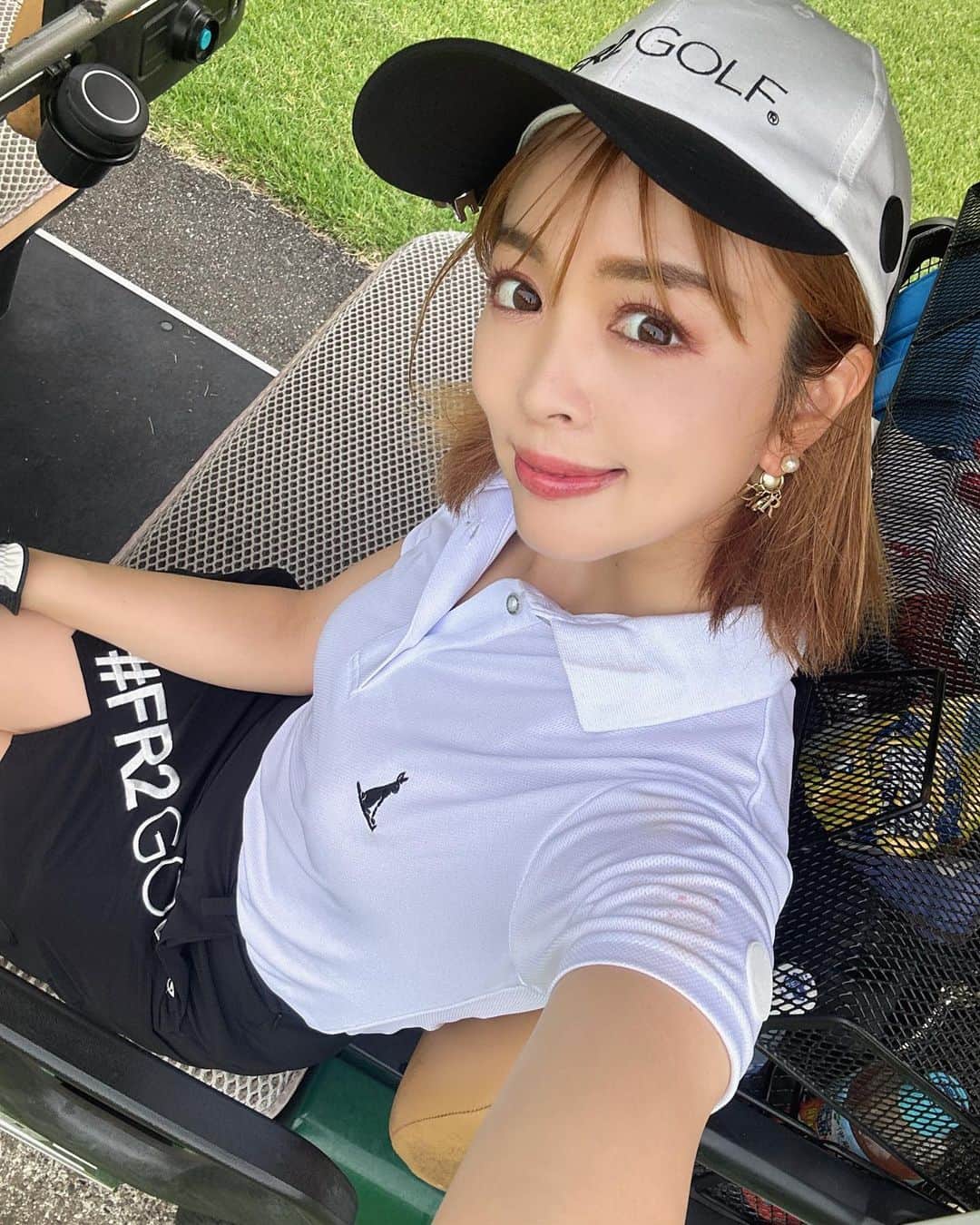 板橋瑠美のインスタグラム：「Love @fr2golf ✨  最近めっきりモノトーンウェアも愛用中💓  新作バッグは、下が保冷機能がついてて、本当助かってる❤︎  人気すぎてすぐ完売してしまうけど、表参道ヒルズ店に行くと手に入ったりする時もあるらしい❤️🐇⛳️  RUMIRINGO CUPでも、三位から順番に好きなものをとっていけるスタイルなんだけど、 fr2golfの商品はすーーぐ無くなる❤️  今話題のゴルフウェア是非是非チェックしてね💓」