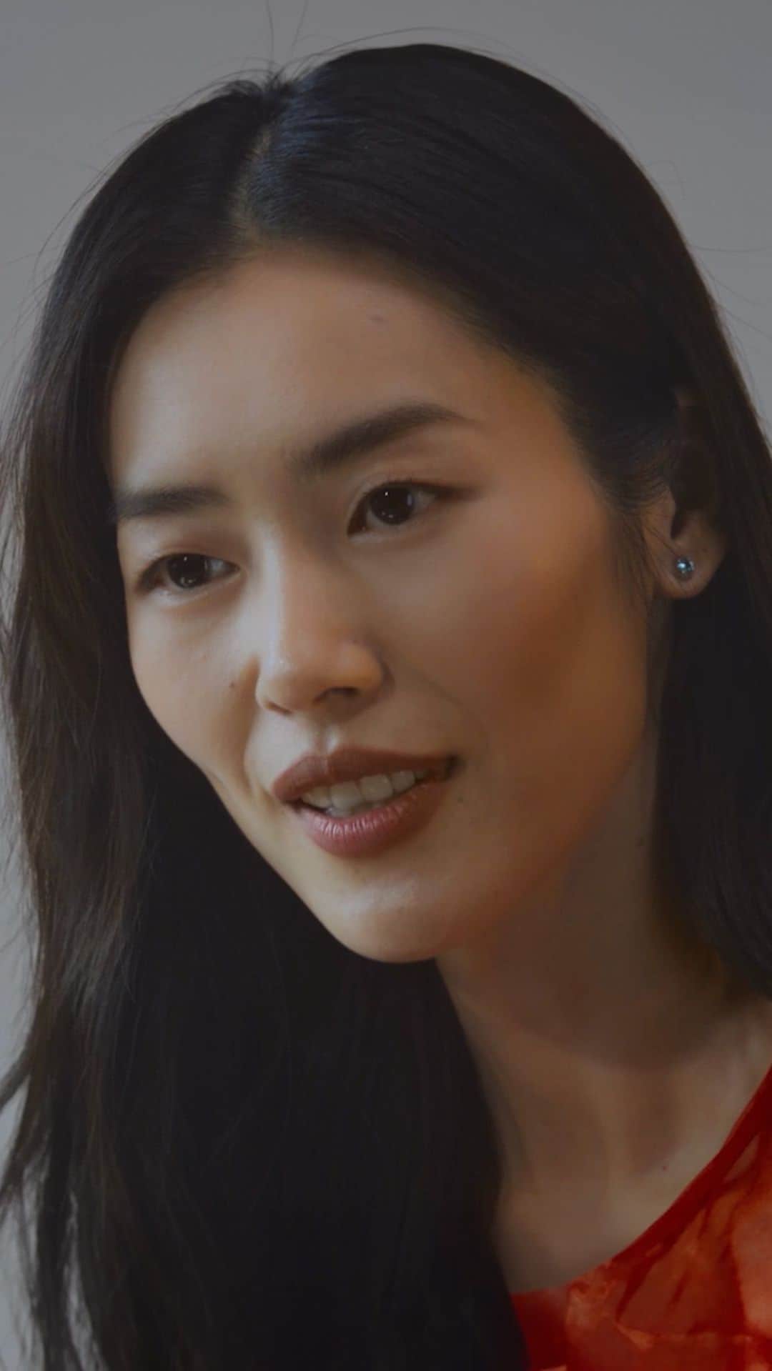 グッチのインスタグラム：「Liu Wen shares the surprising things you can find in her Gucci Bamboo 1947, including her eco-friendly supermarket bag.   Watch the full video via link in bio.   #LiuWen #GucciBamboo1947」