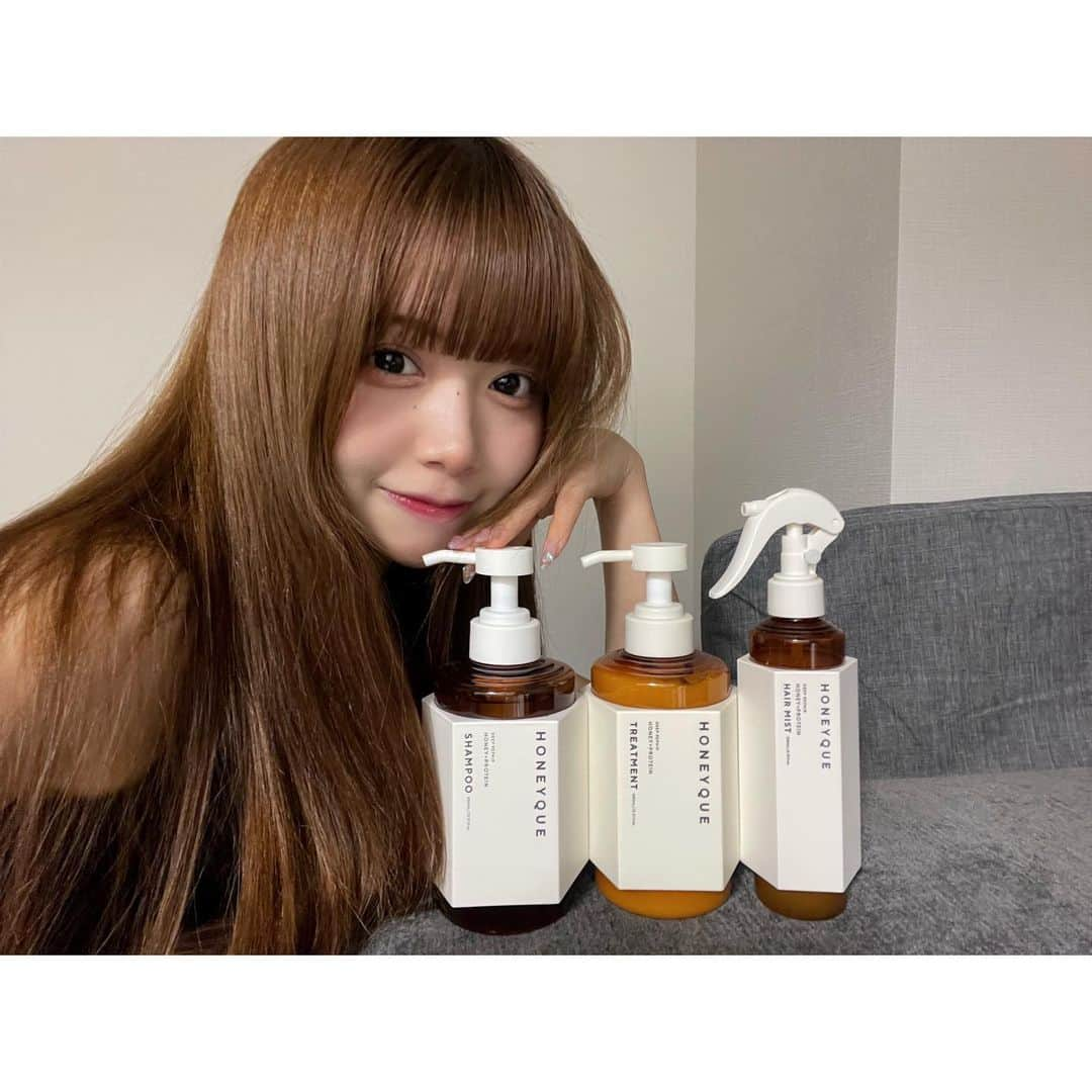 Kirariさんのインスタグラム写真 - (KirariInstagram)「ㅤㅤㅤㅤㅤㅤㅤㅤㅤㅤㅤ ㅤㅤㅤㅤㅤㅤㅤㅤㅤㅤㅤ オーガニックマヌカハニーやプロテインなどの保湿成分が 入っている髪の芯から鍛える*「ハニープロテイン処方」の ヘアケア、ハニーク🍯  広がりやパサつきが悩みですが 毛先まで素直にまとまる蜜髪になれる気がします🐝 ミストはシャンプーとトリートメントの間に使うことで トリートメントの浸透をサポートすることができるの！  アクアブロッサムハニーの甘い香りもポイントです🌻  *髪の質感が変わる、潤いによるまとまりや手触りのこと  #PR #ハニーク #シャンプー #はちみつシャンプー #蜜髪」8月7日 19時01分 - kirari_1016_