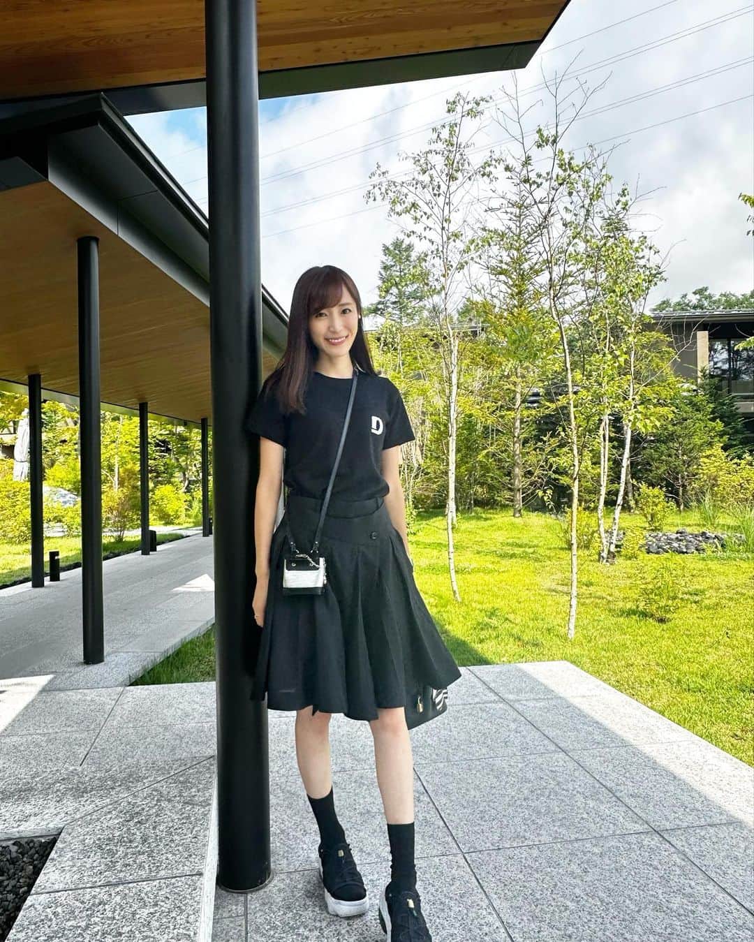 小林真由のインスタグラム：「夏の初めに軽井沢へ🌿 インディゴのレストランおしゃれで美味しい🍕 ⁡ ７月だったのに珍しく空いててタリアセンもおもちゃ王国も好きなように遊べました!大好きなおもちゃ王国。 子供の好きが詰まってる✨今月もきっと行くだろうなぁ〜きっと混んでるだろうなぁ〜🥹 ⁡ ⁡ レンズが汚れてて画質が..🥹 #ファッション #コーデ #ママコーデ #女の子ママ #男の子ママ #ママライフ #コーディネート #４歳 #３歳 #二人育児 #軽井沢 #夏休み #旅行 #国内旅行 #子連れ旅行 #nike #ナイキ #エアマックスココ」