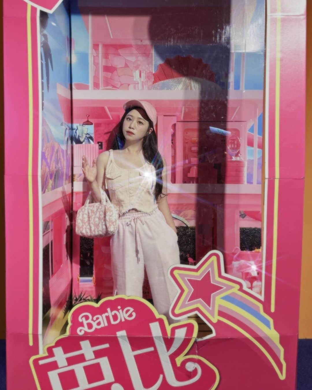 鄭茵聲のインスタグラム：「一個 Barbie box 可以玩很久 👀看圖說故事 被買回去玩之後受不了主人就烙跑離家出走 然後就與其他芭比朋友相遇 開始了在外面大冒險的故事 咦 變玩具總動員了」