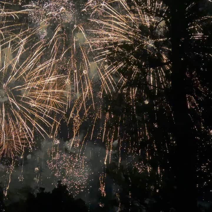 のインスタグラム：「🎤 「いせさき花火大会2023」でした。  花火と音楽が夏の夜空を彩る、一大イベント！  今回は「多文化共生」をテーマに、花火と音で世界を一周。 ダイナミックなアフリカの大地や、日本の文化のイメージetc.  本当に物語や映画を観ているかのような演出で、心が躍りました。 すごい…！！  そして、私にとっては数少ない群馬でのお仕事ですが、古巣の群馬テレビも中継をしているので、今年も懐かしい顔ぶれとお会いできて嬉しかったです。  #いせさき花火大会  #花火 #花火大会 #群馬」