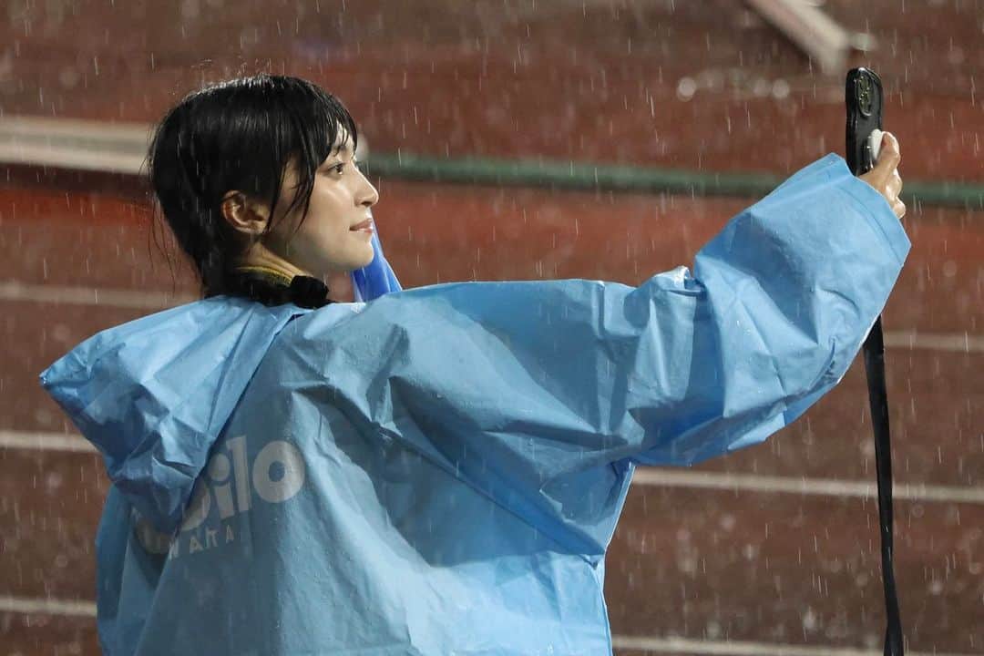 Macoto Tanaka 田中真琴さんのインスタグラム写真 - (Macoto Tanaka 田中真琴Instagram)「さいきんのはなし #ジュビロクラブアンバサダーの活動の話 昨日ジュビロ磐田vsベガルタ仙台の試合に行ってきました！ 勝利、最高でしたっ😆🫶🏻🩵！！ あんな大雨の中でしたが楽しい思い出しかない！！！ 初めてスタジアムを一周させて頂けて、サポーターの皆様と時間を共有できてめっちゃ幸せでした。 しかも試合後わっしょいまで出来て歓喜。 花火もすごかったし、ゆるきゃらも沢山いて可愛かった♡♡♡ 試合中、選手もサポーターもみんながキラキラした目で前向いて一緒に走ってて、めちゃくちゃ良い雰囲気で、ふと辛かった負け続きの試合の帰り道とか思い出してなんか泣きそうになった。 1人で試合見に行って負けて帰りなんかむしゃくしゃしながらTwitter見漁ってた日とか、寒空の下ヤマハから帰るバスにめちゃくちゃ並んだ日とか、色々思い出しちゃったなー。 大好きなジュビロ磐田のＪリーグ昇格30周年記念という大切な日にこうやって立ち会う事が出来て本当に幸せです。 このままてっぺん取れるよう引き続き応援していこうって改めて思いました。 ありがとうございます！ また近々試合行きたい、、、！ #ジュビロ磐田 #ベガルタ仙台 #ユニフォーム女子 #jリーグ女子」8月7日 19時04分 - mac0tter