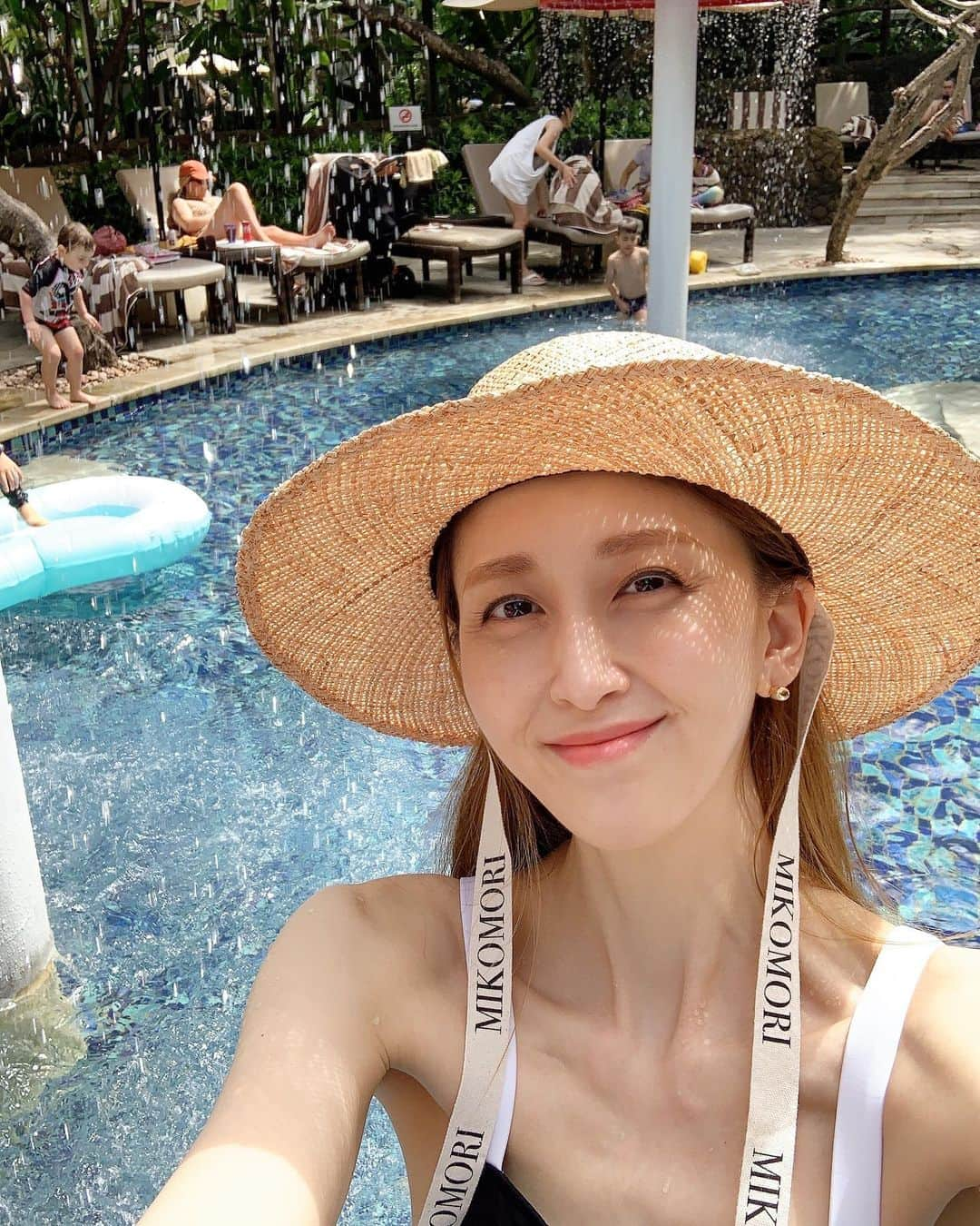 渡香奈さんのインスタグラム写真 - (渡香奈Instagram)「久しぶりの海外ー🥹🌺！子供たちが楽しめるようスライダー充実の @padmalegian に泊まりました🏖️レギャンは賑やかな町ですが、ホテルの中はとても静かで緑豊かで最高でした💫久しぶりのミーゴレン沁みた〜😂バリは皆んな明るくて親切で気持ちの良い時間が過ごせました🌱日本より断然涼しくて想定外でした☀️w #夏休み #bali #バリ島 #padmaresortlegian #クタ #レギャン #スライダー #プール #家族旅行 #海外旅行 #mikomori #水着 #swimwear #summer」8月7日 19時04分 - kanarina1261