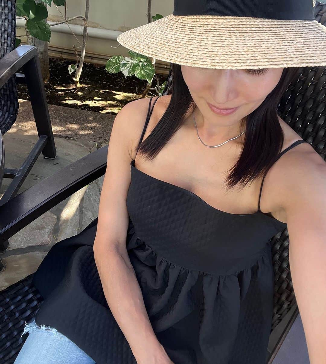 亀恭子のインスタグラム：「華奢なネックレスが気分の今日この頃。  旅先でも♪ @tres__collection   #2023summer #vacation #hawaii #relax」