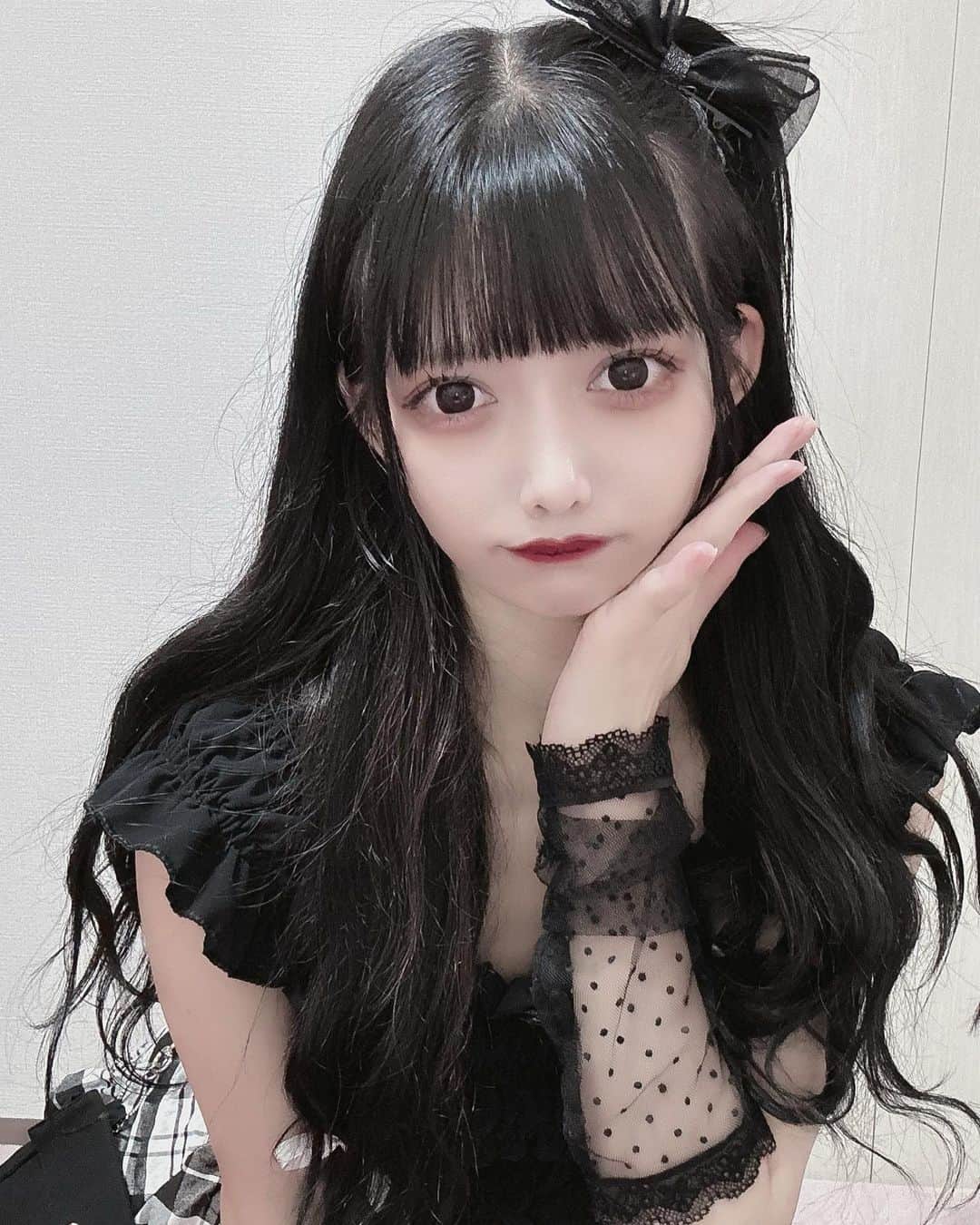 のインスタグラム：「. . またたいがさんにエクステ付けてもらっちゃいました！💀 . . 今回は黒髪ロングで全体的に長くしました ♡ . エクステ付けるのめちゃくちゃ早くて感動 ^т ̫т^ . 今回もありがとうございました！ . . . . . . . . #量産型  #病みかわいい #地雷女 #量産型コーデ #量産型女子 #地雷 #量産型ヲタク #selfie #セルカ #selca  #自撮り女子 #自撮り界隈 #yamikawaii #ゴスロリ #좋아요 #셀카 #셀피 #메이크업 #팔로우 #카페 #셀스타그램 #ジラジョ #地雷系女子 #地雷メイク #地雷コーデ #地雷系 #mars #地雷系女子と繋がりたい #量産 #ツインテール」