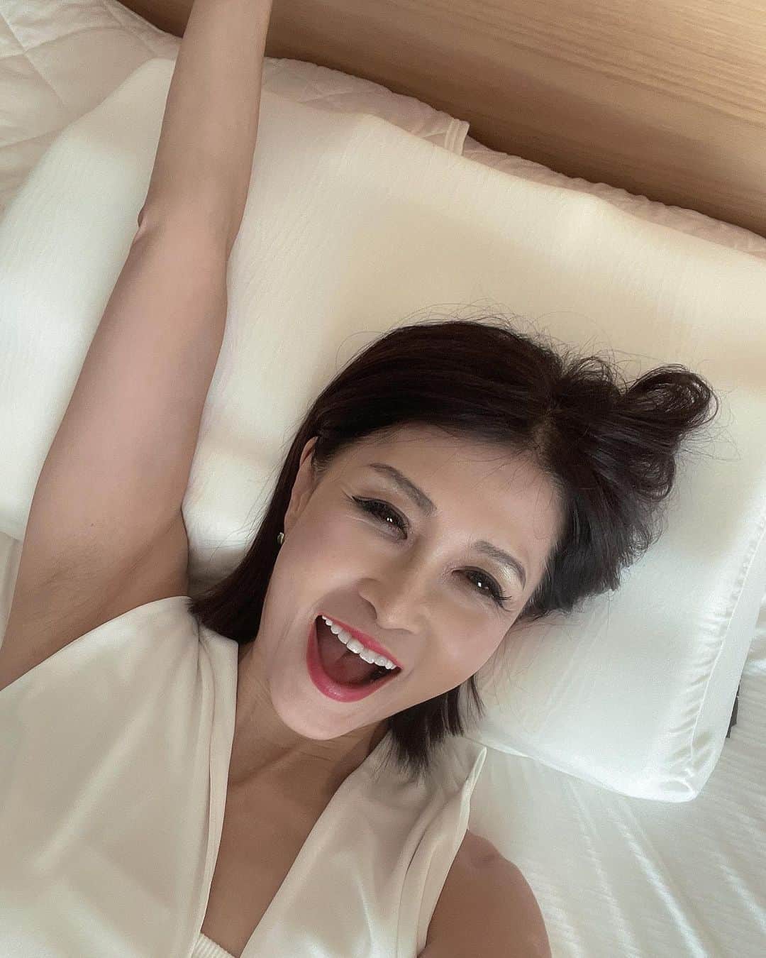 Naoko（なおこ）さんのインスタグラム写真 - (Naoko（なおこ）Instagram)「もうね 寝太郎なおこは、 寝具命なんです 寝る前のCBDと  マットレスと 枕は #雲のやすらぎ 健眠枕です  枕だけが ずっとどれも気にいらず そろそろきちんとした枕 探そうと思ってて。  頭をのせると ゆっくり頭の形に  なじんで沈んでいくよ 最高  寝るのが 一番の回復になる   大事な時間だから 寝具にはこだわろう  #PR #健眠枕#PR#イッティ #寝具 @kumoyasu_official  #筋トレ女子 #フィットネス女子#フィットネス#Fitness#筋トレ女子と繋がりたい #筋トレ好き#筋トレ好きと繋がりたい#減量 #くびれ#美ボディ #アラフィフ#アラフィフコーデ#ボディメイク #50代#健康 #熊本 #kumamoto」8月7日 19時22分 - smile_naohibi