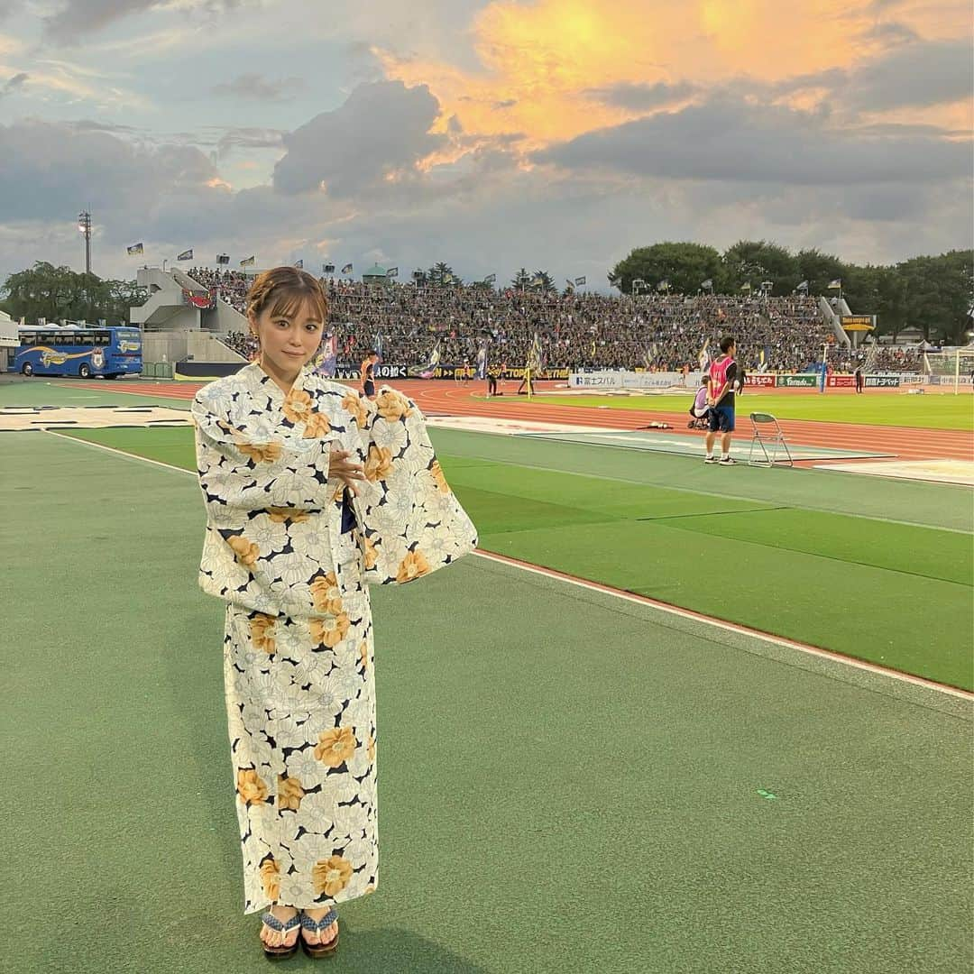 長谷川ゆうさんのインスタグラム写真 - (長谷川ゆうInstagram)「夏ザスパ☀️  この日は1万人チャレンジプロジェクト！ そして見事に達成感✨ 10823人の方が正田醤油スタジアムへ来てくれました⚽️  満員のゴール裏、埋め尽くされるスタンドの景色。 そして1万人を超えるみんなで歌う「栄光の架け橋」は感動的でした。  試合前やハーフタイムは同じ群馬出身のJOYさんと元日本代表の坪井慶介さんとトークショー🎤 坪井さんは温泉ソムリエとして来場です！笑  地元群馬のスタジアム 正田醤油スタジアム群馬に沢山の人が集まる光景を見れたこと、この場に呼んでいただけたことがとても嬉しかったです♡  ザスパクサツ群馬のサポーターの皆さん、そして栃木SCのサポーターの皆さんも本当にありがとうございました♡  夏ザスパはあと1試合！！ 8月20日の金沢戦も開催されます☀️  よろしくお願いいたします。  #Jリーグ #ザスパクサツ群馬 #栃木SC #北関東ダービー #夏ザスパ #夏ザスパ2023」8月7日 19時15分 - haseyuu08