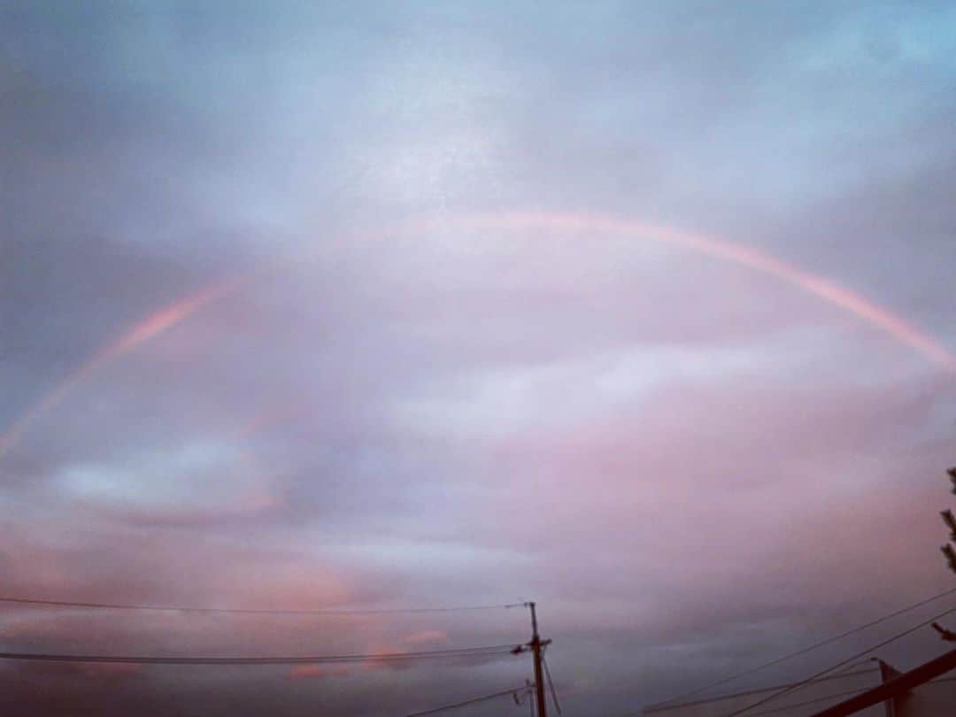 野本かりあのインスタグラム：「大きな虹だ🌈」