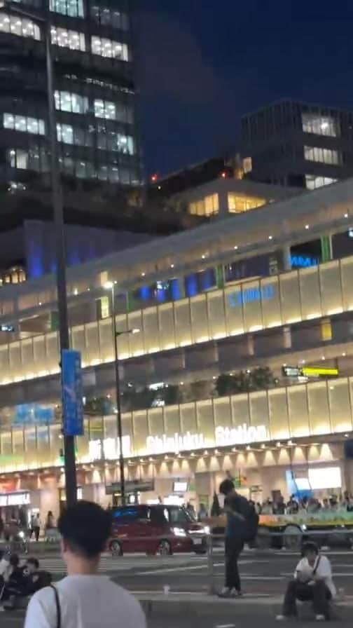 感覚ピエロのインスタグラム：「. 【ゲリラ】 横山直弘 はじめて路上ライブしてみた in 新宿駅」