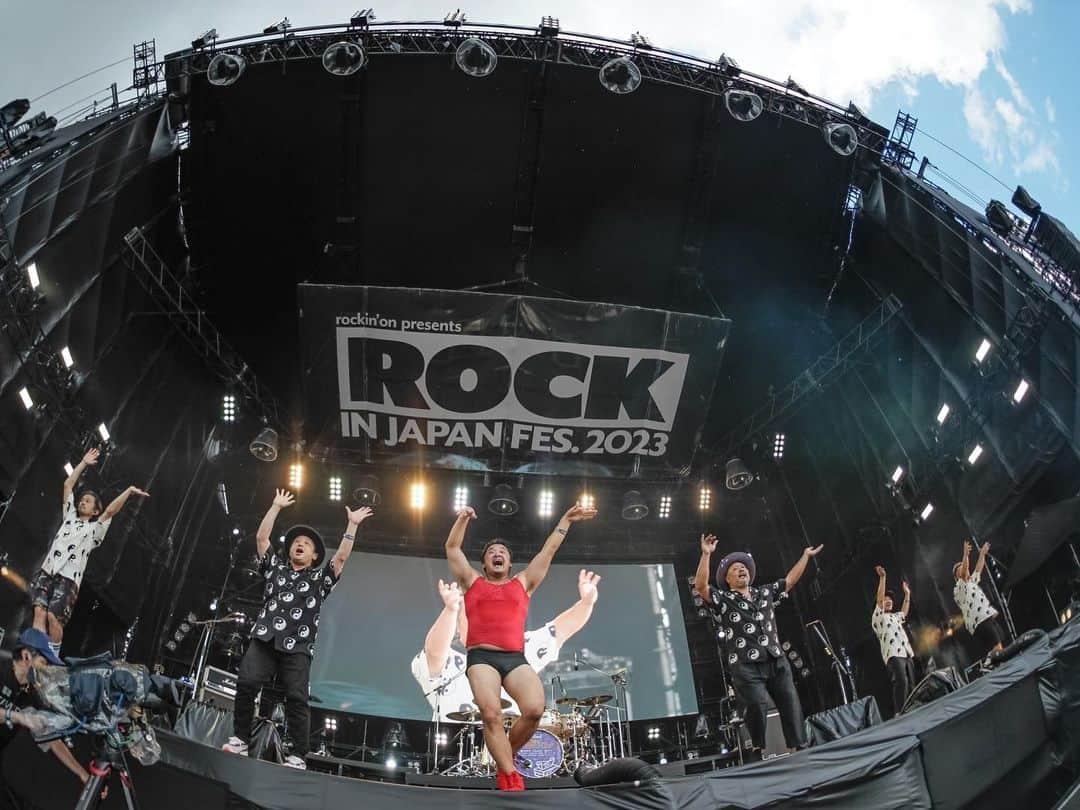 シーサーさんのインスタグラム写真 - (シーサーInstagram)「． ． モンパチで ROCK IN JAPAN FES 2023  夏フェス2発目 朝イチのGRASS STAGEも これまた絶景＆ナイスシンガロング♬  あっという間に夏終わりそうだもんで、 まだまだ夏追いかけないと!! ありがとうございました〜 ピス！  📸2〜10 @saru_0305   #MONGOL800 #モンパチ #モンパチ25th #RIJF2023 #rockinjapan #ロッキン #おじさんたちと踊ろう #ギニュー特戦隊」8月7日 19時18分 - __seasir__