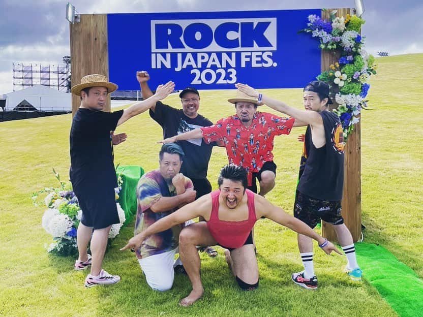 シーサーのインスタグラム：「． ． モンパチで ROCK IN JAPAN FES 2023  夏フェス2発目 朝イチのGRASS STAGEも これまた絶景＆ナイスシンガロング♬  あっという間に夏終わりそうだもんで、 まだまだ夏追いかけないと!! ありがとうございました〜 ピス！  📸2〜10 @saru_0305   #MONGOL800 #モンパチ #モンパチ25th #RIJF2023 #rockinjapan #ロッキン #おじさんたちと踊ろう #ギニュー特戦隊」