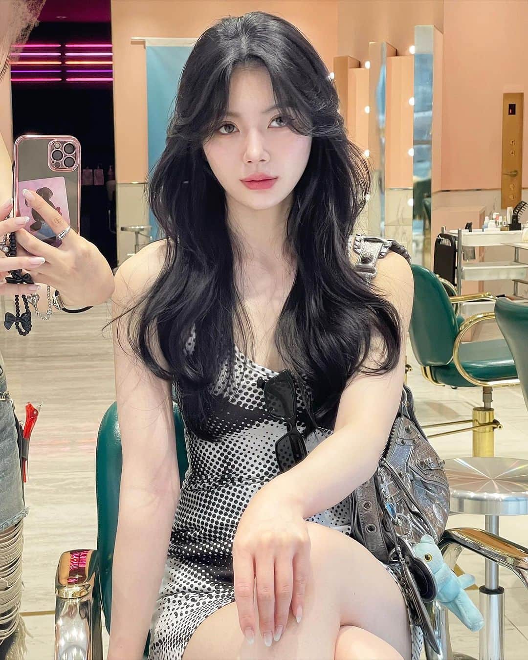 原涼香のインスタグラム：「💙🆕今やりたい韓国レイヤーロング🆕💙 夏は軽やかなレイヤースタイルがトレンドですദ്ദി‪- ·̫ - ̳ ㅤㅤㅤㅤㅤㅤㅤㅤㅤㅤㅤㅤㅤ 🎀韓国HAIR STYLE menu... ㅤㅤㅤㅤㅤㅤㅤㅤㅤㅤㅤㅤㅤ ☑︎カット 巻いても巻かなくても可愛いこだわりレイヤーカット♡ ちょー簡単にセットできます🫶🏻✔️  ☑︎プレミアムケアカラー 透明感バツグンカラーが得意です♡ ㅤㅤㅤㅤㅤㅤㅤㅤㅤㅤㅤㅤㅤ ☑︎HITAトリートメント 韓国人みたいなツヤ髪はトリートメントがマスト♡  ㅤㅤㅤㅤㅤㅤㅤㅤㅤㅤㅤㅤㅤ ご予約はリンクから🫶🏻🔗 ㅤㅤㅤㅤㅤㅤㅤㅤㅤㅤㅤㅤㅤㅤㅤㅤㅤㅤㅤㅤㅤㅤㅤㅤㅤㅤ ㅤㅤㅤㅤㅤㅤㅤㅤㅤㅤㅤㅤㅤ  #SHIMA#韓国ヘア#韓国スタイル#レイヤーカット#ワンホンヘア#ワンホン#ダークトーン#網紅#初カラー#暗髪#ベージュカラー#ラベンダーカラー#グレージュ#オリーブカラー#透明感カラー#銀座美容院#銀座美容室#美容師#시스루뱅#레이어드컷#koreanhair」