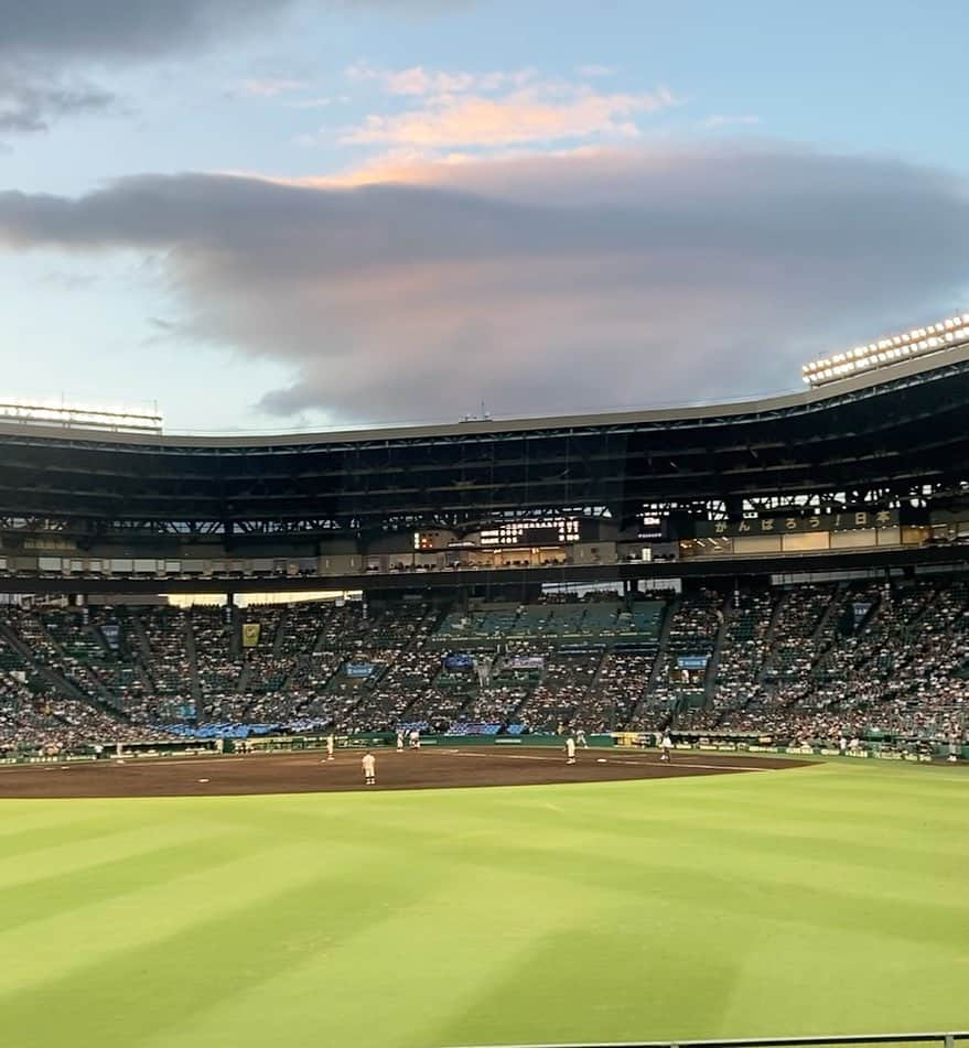 川畑雅秀さんのインスタグラム写真 - (川畑雅秀Instagram)「甲子園デビュー⚾️⚾️ 夕方からの涼しい時に行きました〜⭐️⭐️ ちゃんと見てたぁ〜⚾️早くキャッチボールしたいなぁ〜☺️☺️  #生後3ヶ月ベビー #息子 #然くん #初めての甲子園 #甲子園デビュー #高校野球 #甲子園球場 #月ちゃん #弟 #かわばたくん #吉本興業」8月7日 19時21分 - kawabata.kun