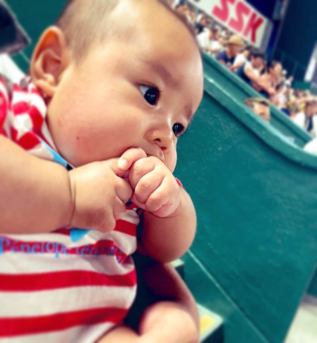 川畑雅秀のインスタグラム：「甲子園デビュー⚾️⚾️ 夕方からの涼しい時に行きました〜⭐️⭐️ ちゃんと見てたぁ〜⚾️早くキャッチボールしたいなぁ〜☺️☺️  #生後3ヶ月ベビー #息子 #然くん #初めての甲子園 #甲子園デビュー #高校野球 #甲子園球場 #月ちゃん #弟 #かわばたくん #吉本興業」