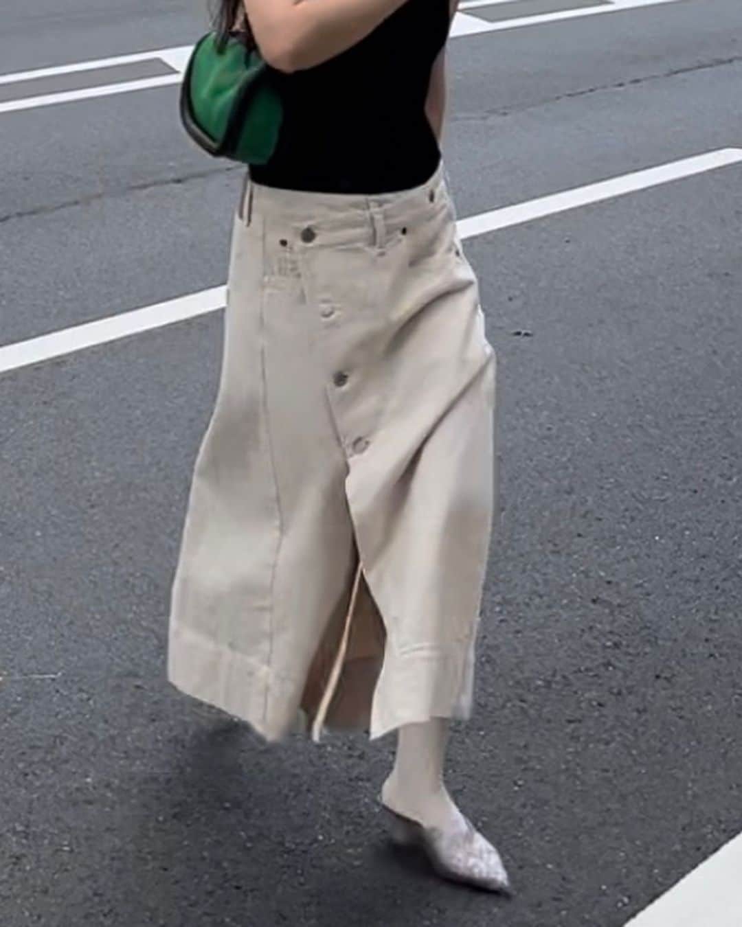 Mio Nagaiさんのインスタグラム写真 - (Mio NagaiInstagram)「. 入荷したデニム巻きスカート 腰履きで大人っぽく履けていい  まだまだ夏だけど 秋物たくさん入ってきて楽しいな〜🍁  #voltagecontrolfilter」8月7日 19時24分 - mio_nagai68
