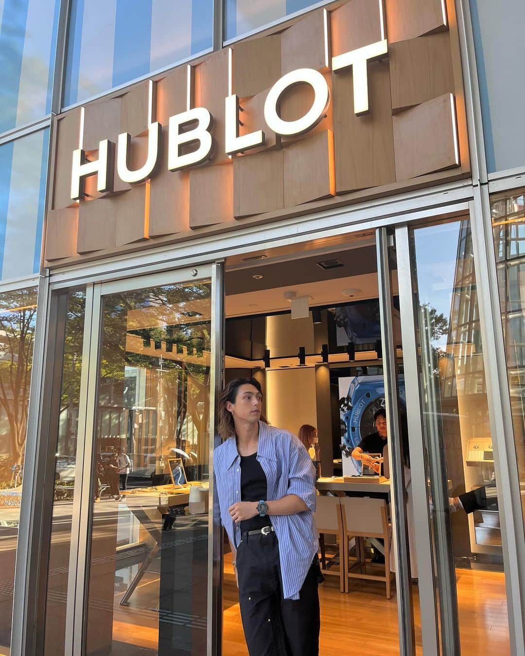 クロウド・モーガンのインスタグラム：「HUBLOTの表参道ブティックに行って来ました！ 素敵な時計と共に、カフェもアイスも堪能しました！ 8月中サマーキャンペーンを行なっているので、 表参道に行った際は是非行ってみてください✌︎ #HublotLovesSummer #Hublot #ウブロ」