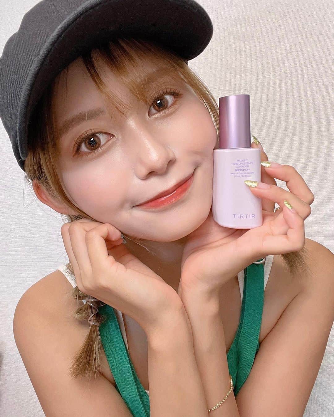 後藤佑紀のインスタグラム：「TIRTIRからMASK FIT TONE UP ESSENCEの新色が出たので試してみたよ✨️  💜LAVENDER  💚GREEN  わたしは肌のくすみが気になるのでラベンダーを😌💜くすんだ黄みを補正するラベンダートーンアップエッセンス𓂃🫧‪カバー力が高めなので色補正して軽くクッションファンデしてお化粧完了する🥺暑い日は色々塗りたくないから助かる🥺✨️  マット肌似合わないから(なぜ)基本パウダーはつけないけどパウダーつけるとセミマットになるよ💄   #TIRTIR #tirtir_japan  #ティルティル #maskfittoneupessence  #メイク #夏メイク #ベースメイク #化粧下地 #コントロールカラー #くすみ補正 #韓国コスメ」