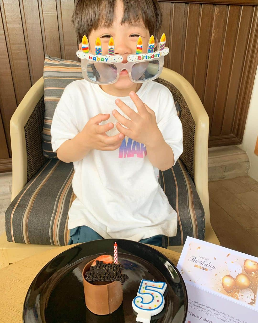 渡香奈さんのインスタグラム写真 - (渡香奈Instagram)「次男坊の誕生日をバリで迎えました🥳💕こんなにおちゃらけボーイになると思わなかったけどw毎日可愛くて可愛くて😌産まれて来てくれて、元気に大きくなってくれてありがとう💜大好きだー！！もちろん毎日プールですが、 @resalon.co.jp の日焼け止めとこずりんの優秀なハットと再入荷予約でゲットできた @bow.a_official のラッシュガードのおかげで日焼けせずにすんだが、、スライダーでお気に入りのラッシュガードも水着も溶け、お尻も負傷…😭お尻パットが必要だわ、、笑 #バリ島 #bali #プール #スライダー #ラッシュガード #bowa #mikomori #水着 #happy5thbirthday #5歳 #myboy」8月7日 19時26分 - kanarina1261