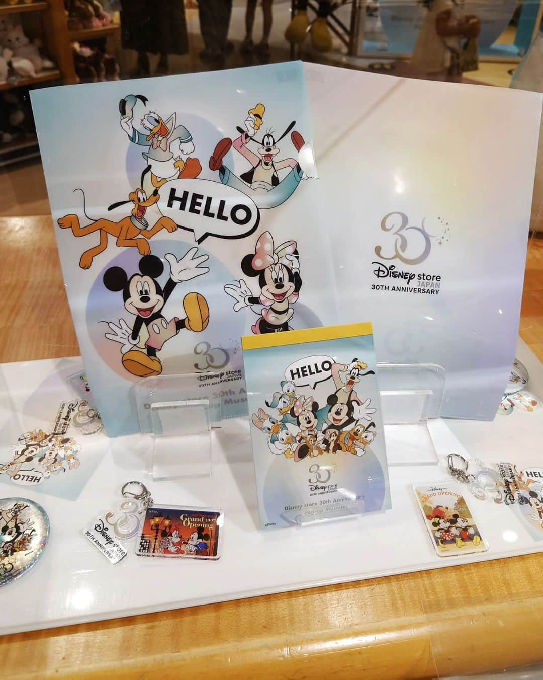 丹遥ニナさんのインスタグラム写真 - (丹遥ニナInstagram)「🎉Disney store 30th Anniversary Pop-up Museum🎉 ウォルト・ディズニー・ジャパン様にご招待いただき "ディズニーストア30周年POPUPイベント @disneystore.jp にひと足早くお邪魔させていただきました💓💋💖 ・ ・ 2022年8月より約1年間、過去ディズニーストアがあったエリア全国計10都市にて開催していて、最後のお祝いは舞浜に来ましたよ😚🥳😍 ・ ・ 日本第1号店オープンからの歴史や、 オープン当初に発売されていたグッズの実物展示、ヒット商品や記念品などディズニーストアの30年を振り返るの展示などなど🩷👌🍒 ・ ・ イベント限定グッズ、 30周年記念グッズもたくさん販売してる、どれも可愛い！連れて帰りたい💓💋 ・ ・ ラストの東京ディズニーリゾート店は、7月27日(木)~8月21日(月)までの期間限定開催なので、気になる方は是非観に行ってみてくださいね〜😉💕🥰 ・ ・ #pr #インフルエンサーワークス #ディズニーストア #ディズニーストア30周年 #Disneystore30thAnniversaryPopupMuseum  #ディズニー #ディズニー好き #disneygram #disneyland #disneysea #disneyworld #ディズニーランド #ディズニーシー #舞浜 #イクスピアリ #ミッキー #ミニー #ユニベアシティ #ウォルトディズニー #東京ディズニーリゾート #東京ディズニーランド #東京ディズニーシー #ディズニー写真 #disneyinsta #ディズニー部  #ディズニーキャラクター #ディズニーグッズ  #Disneystore #disneystorejp #disneystorejapan」8月7日 19時27分 - minaninamiji