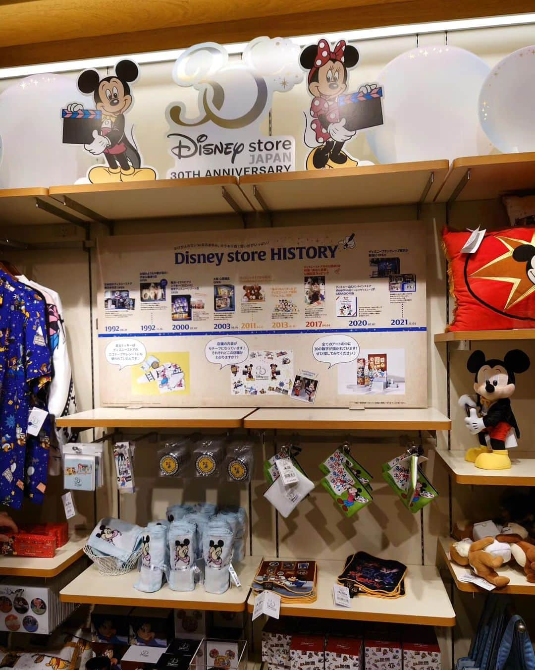 丹遥ニナさんのインスタグラム写真 - (丹遥ニナInstagram)「🎉Disney store 30th Anniversary Pop-up Museum🎉 ウォルト・ディズニー・ジャパン様にご招待いただき "ディズニーストア30周年POPUPイベント @disneystore.jp にひと足早くお邪魔させていただきました💓💋💖 ・ ・ 2022年8月より約1年間、過去ディズニーストアがあったエリア全国計10都市にて開催していて、最後のお祝いは舞浜に来ましたよ😚🥳😍 ・ ・ 日本第1号店オープンからの歴史や、 オープン当初に発売されていたグッズの実物展示、ヒット商品や記念品などディズニーストアの30年を振り返るの展示などなど🩷👌🍒 ・ ・ イベント限定グッズ、 30周年記念グッズもたくさん販売してる、どれも可愛い！連れて帰りたい💓💋 ・ ・ ラストの東京ディズニーリゾート店は、7月27日(木)~8月21日(月)までの期間限定開催なので、気になる方は是非観に行ってみてくださいね〜😉💕🥰 ・ ・ #pr #インフルエンサーワークス #ディズニーストア #ディズニーストア30周年 #Disneystore30thAnniversaryPopupMuseum  #ディズニー #ディズニー好き #disneygram #disneyland #disneysea #disneyworld #ディズニーランド #ディズニーシー #舞浜 #イクスピアリ #ミッキー #ミニー #ユニベアシティ #ウォルトディズニー #東京ディズニーリゾート #東京ディズニーランド #東京ディズニーシー #ディズニー写真 #disneyinsta #ディズニー部  #ディズニーキャラクター #ディズニーグッズ  #Disneystore #disneystorejp #disneystorejapan」8月7日 19時27分 - minaninamiji