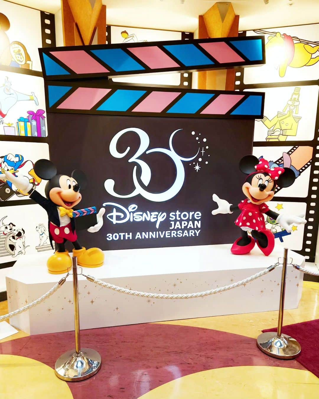 丹遥ニナさんのインスタグラム写真 - (丹遥ニナInstagram)「🎉Disney store 30th Anniversary Pop-up Museum🎉 ウォルト・ディズニー・ジャパン様にご招待いただき "ディズニーストア30周年POPUPイベント @disneystore.jp にひと足早くお邪魔させていただきました💓💋💖 ・ ・ 2022年8月より約1年間、過去ディズニーストアがあったエリア全国計10都市にて開催していて、最後のお祝いは舞浜に来ましたよ😚🥳😍 ・ ・ 日本第1号店オープンからの歴史や、 オープン当初に発売されていたグッズの実物展示、ヒット商品や記念品などディズニーストアの30年を振り返るの展示などなど🩷👌🍒 ・ ・ イベント限定グッズ、 30周年記念グッズもたくさん販売してる、どれも可愛い！連れて帰りたい💓💋 ・ ・ ラストの東京ディズニーリゾート店は、7月27日(木)~8月21日(月)までの期間限定開催なので、気になる方は是非観に行ってみてくださいね〜😉💕🥰 ・ ・ #pr #インフルエンサーワークス #ディズニーストア #ディズニーストア30周年 #Disneystore30thAnniversaryPopupMuseum  #ディズニー #ディズニー好き #disneygram #disneyland #disneysea #disneyworld #ディズニーランド #ディズニーシー #舞浜 #イクスピアリ #ミッキー #ミニー #ユニベアシティ #ウォルトディズニー #東京ディズニーリゾート #東京ディズニーランド #東京ディズニーシー #ディズニー写真 #disneyinsta #ディズニー部  #ディズニーキャラクター #ディズニーグッズ  #Disneystore #disneystorejp #disneystorejapan」8月7日 19時27分 - minaninamiji