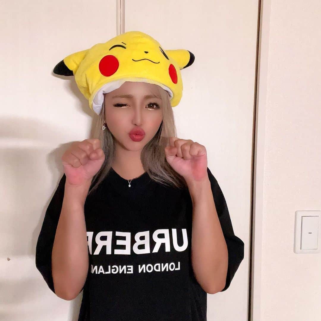 MII MAMAのインスタグラム：「. . . ぴかちゅー⚡️🧡! . UFOキャッチャーでみいなが 取ってくれたやーつー🐭⚡️ ------------------------------------------ 🔎White Style mi mama 良かったらチャンネル登録お願いします🙇🏽‍♀️ #YouTube#ユーチューバー#主婦ユーチューバー#MIIMAMA#チャンネル登録お願いします#2児ママ#年子ママ#ギャルママ#ぎゃるまま#アラサーママ#アラサー#30代#30代ママ#ホワイトインテリア#モノトーンインテリア#シンプルな暮らし#収納#ホワイト収納#イチナナ#イチナナライバー#専属ライバー#主婦ライバー#17LIVE#主婦YouTuber#ママYouTuber#ママライバー#幼稚園ママ#小学生ママ」