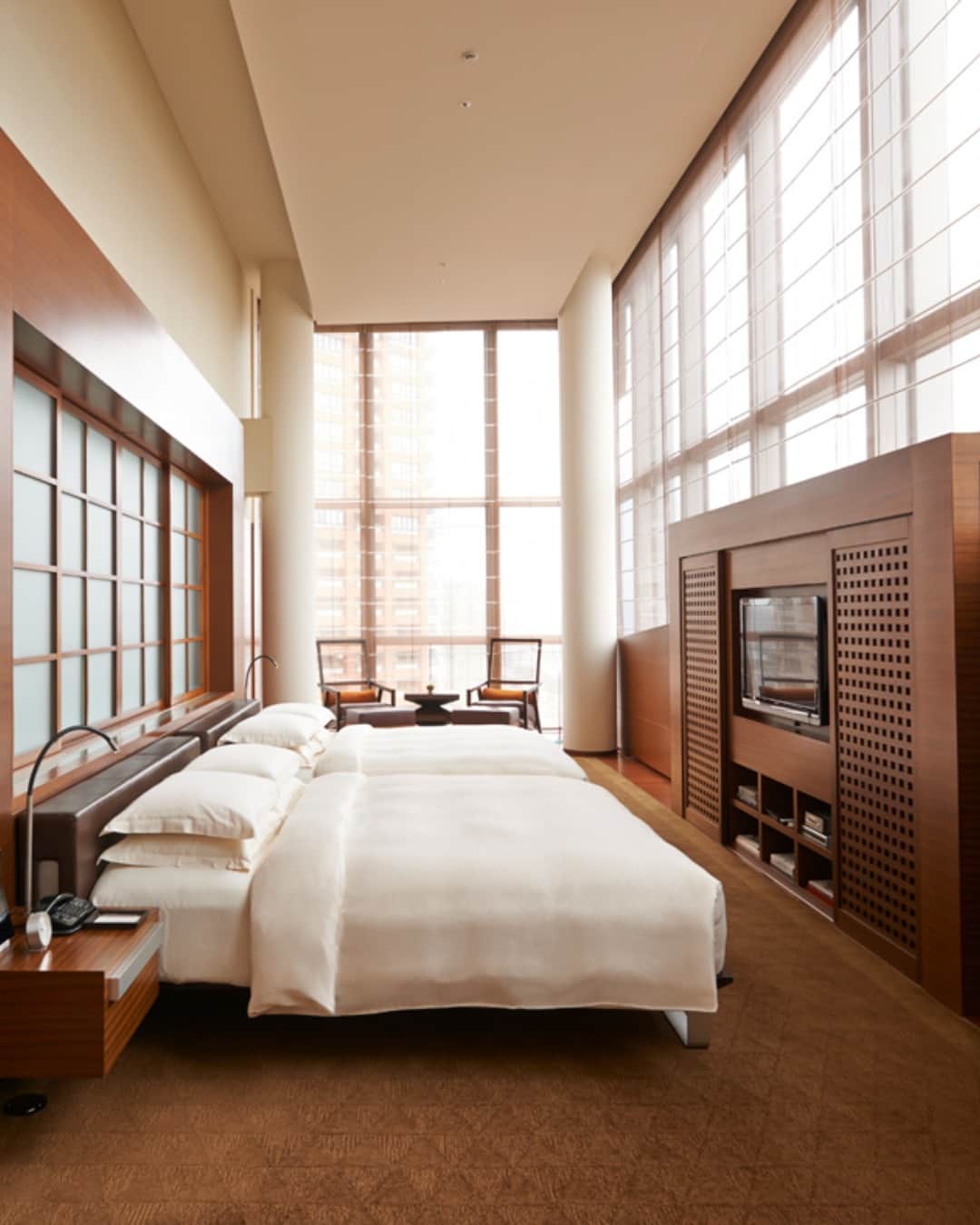 グランドハイアット東京さんのインスタグラム写真 - (グランドハイアット東京Instagram)「. . 5mの高い天井に、大きな窓。目覚めた時から上質な空間に包まれる「プレジデンシャル スイート」  最上階の21階に位置する260㎡もの広々としたこの部屋には、モダンでスタイリッシュなインテリアを配し、贅沢でありながらも自宅で寛ぐひとときのような心地よい時間が流れます。  都内で唯一となるプライベートプールを備え、他にはない贅沢なご滞在をお楽しみいただけます。  The Presidential Suite at Grand Hyatt Tokyo is a spectacularly luxurious space, offering 260 square meters of dramatic features and elegant touches.   Located 21 stories up on the hotel’s top floor, the suite boasts an indoor Japanese Zen garden, exceptional views of the Tokyo cityscape through fabulous full-length windows, and its own private pool – the only one of its kind in the whole city.   With its charismatic design, stylish furnishings and memorable facilities, this unique suite offers a level of comfort that is simply breathtaking.  #グランドハイアット東京 #grandhyatttokyo #grandhyatt #hyatt #worldofhyatt #tokyo #roppongihills #プレジデンシャルスイート #スイートルーム」8月7日 19時30分 - grandhyatttokyo