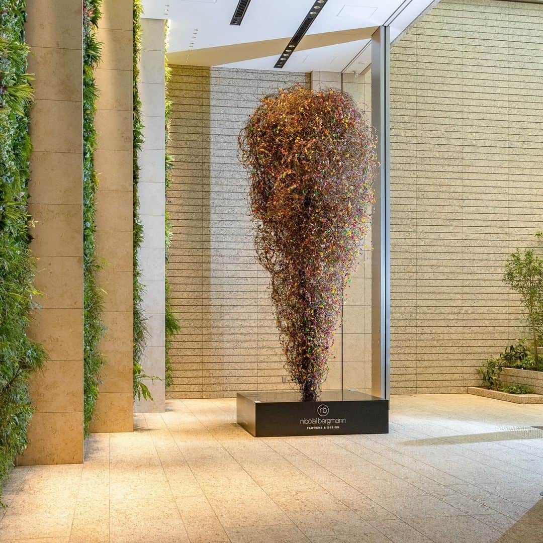 ニコライ・バーグマン・フラワーズ＆デザインのインスタグラム：「My preserved flower installation at Otemachi One can only be seen until this Thursday! ⁠ ⁠ I'm glad to have seen many stories from people who already went to see it. 🙌🏻 💐⁠ ⁠ B2F Otemachi One Avenue Entrance⁠ 開催期間：7⽉25⽇(⽕)〜8⽉10⽇(⽊)⁠ .⁠ .⁠ .⁠ .⁠ #nicolaibergmann #flowerdesign #floralart #ニコライバーグマン #フラワーデザイン #니콜라이버그만 #꽃다발 #цветочноеоформление #blumenkunst #artefloral」