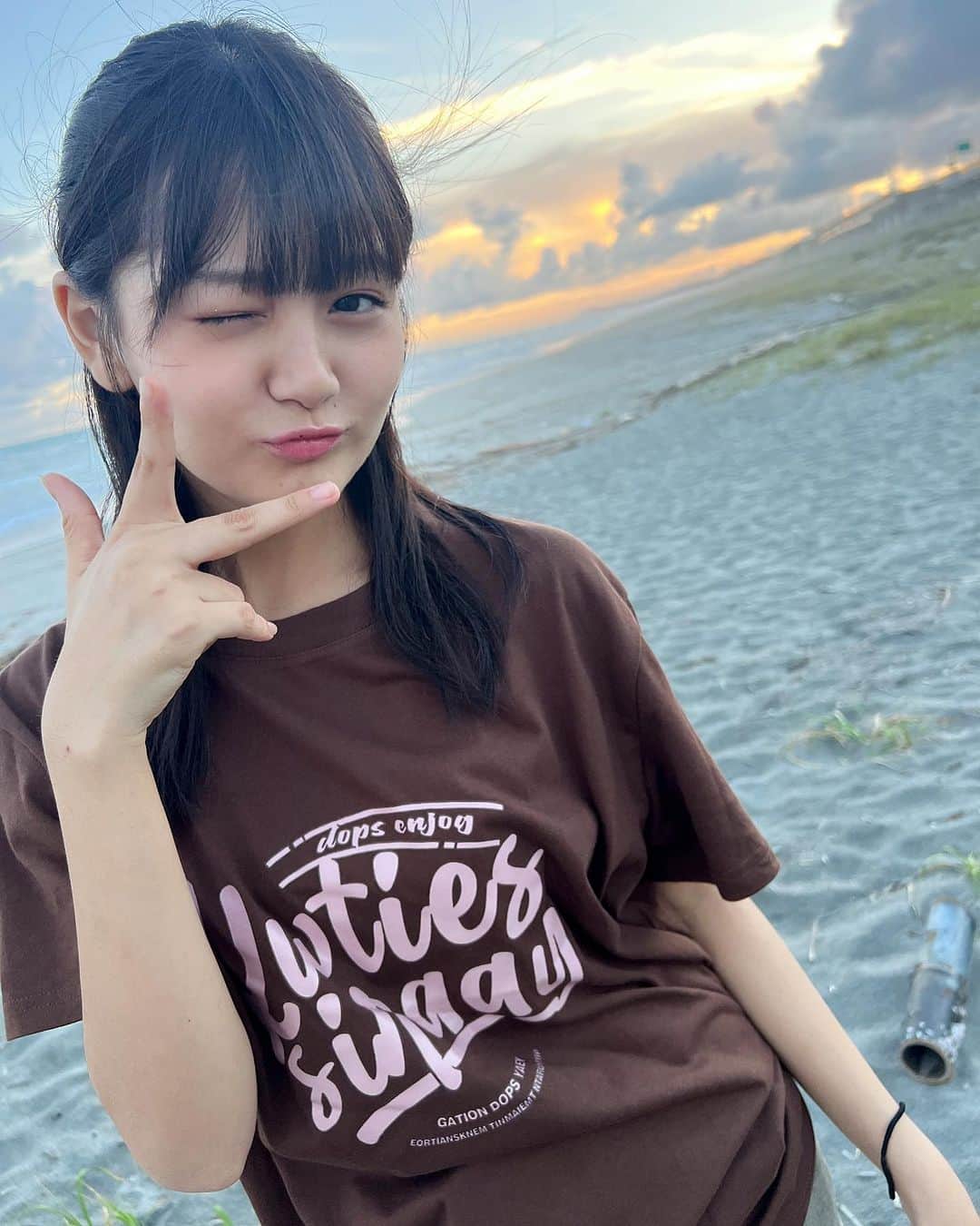 伊與田綾音のインスタグラム：「海に行くときは髪の毛をちゃんと結ぶことをお勧めします、、笑」